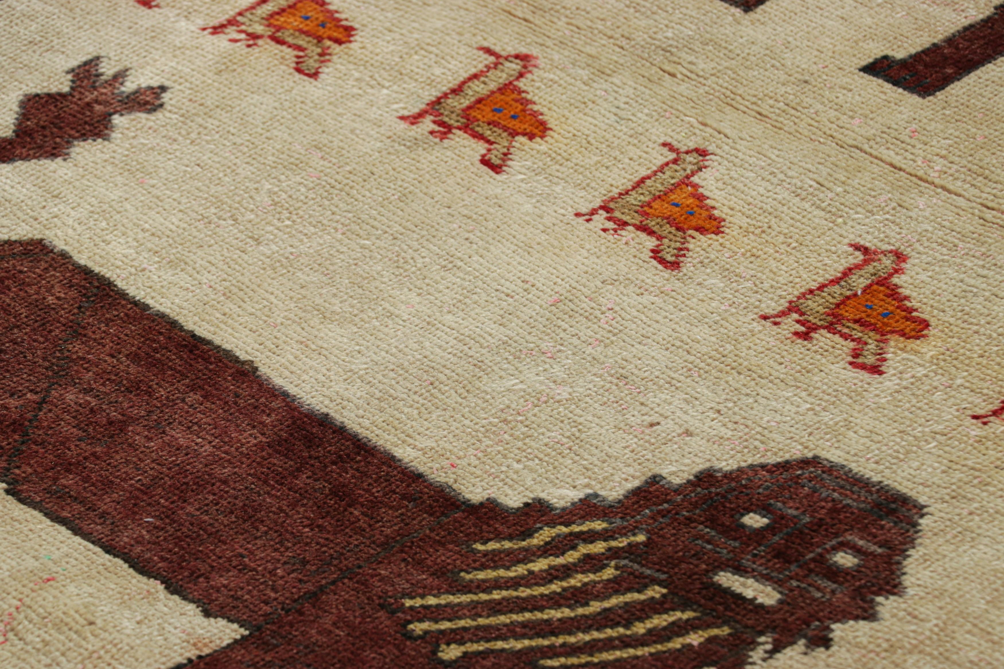 Dieser alte persische Gabbeh-Teppich (3x6) ist der jüngste Neuzugang in der Sammlung seltener Stammesstücke von Rug & Kilim. Handgeknüpft aus Wolle, ca. 1950-1960.

Über das Design: 

Dieser alte Gabbeh-Teppich ist ein brillantes Exemplar rustikaler