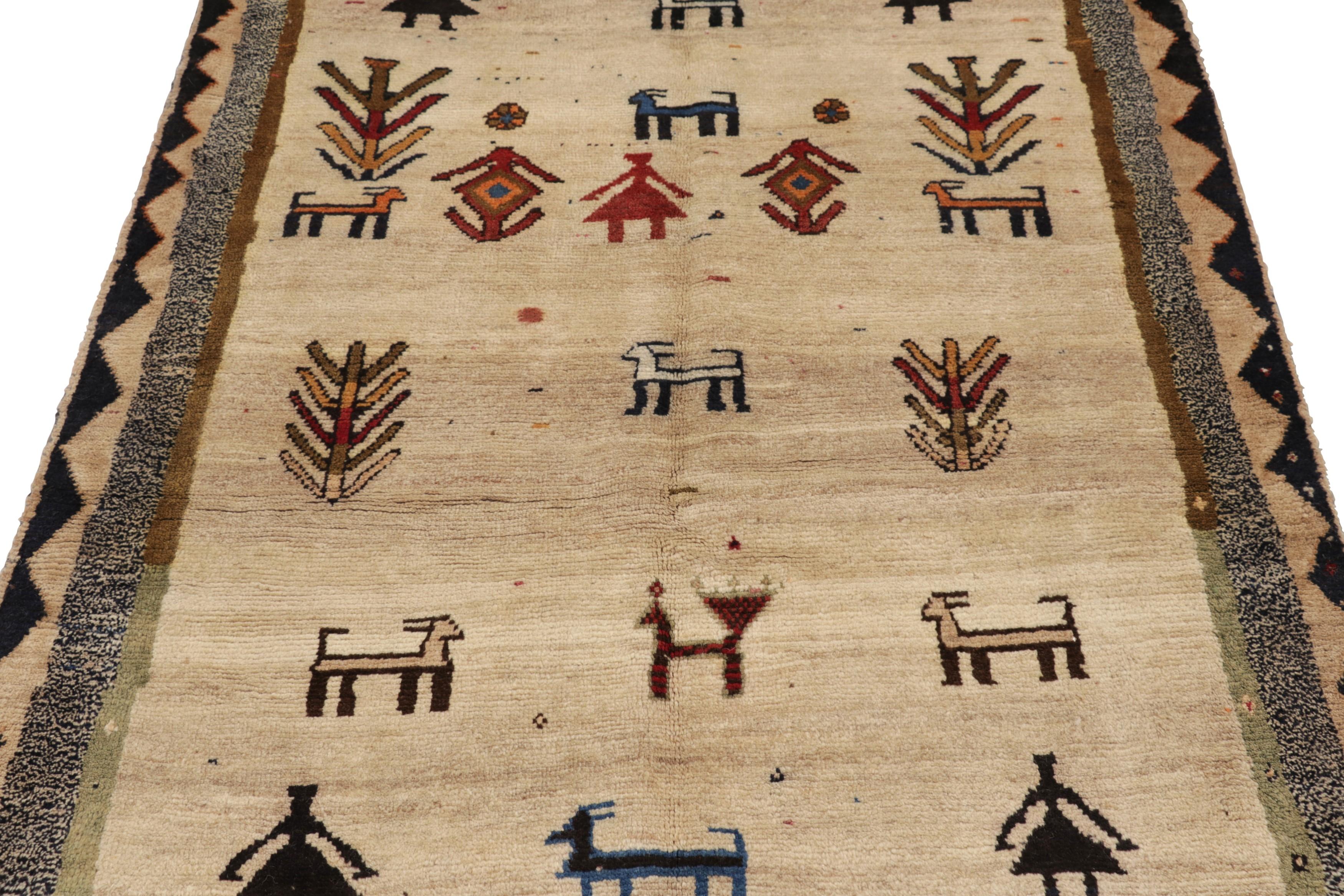 Dieser persische Gabbeh-Teppich im Vintage-Stil (4x6) ist der jüngste Neuzugang in Rug & Kilims Auswahl an kultigen Stammesstücken. Handgeknüpft aus Wolle, ca. 1950-1960.

Über das Design: 

Dieser Gabbeh-Teppich im Vintage-Stil zelebriert ein