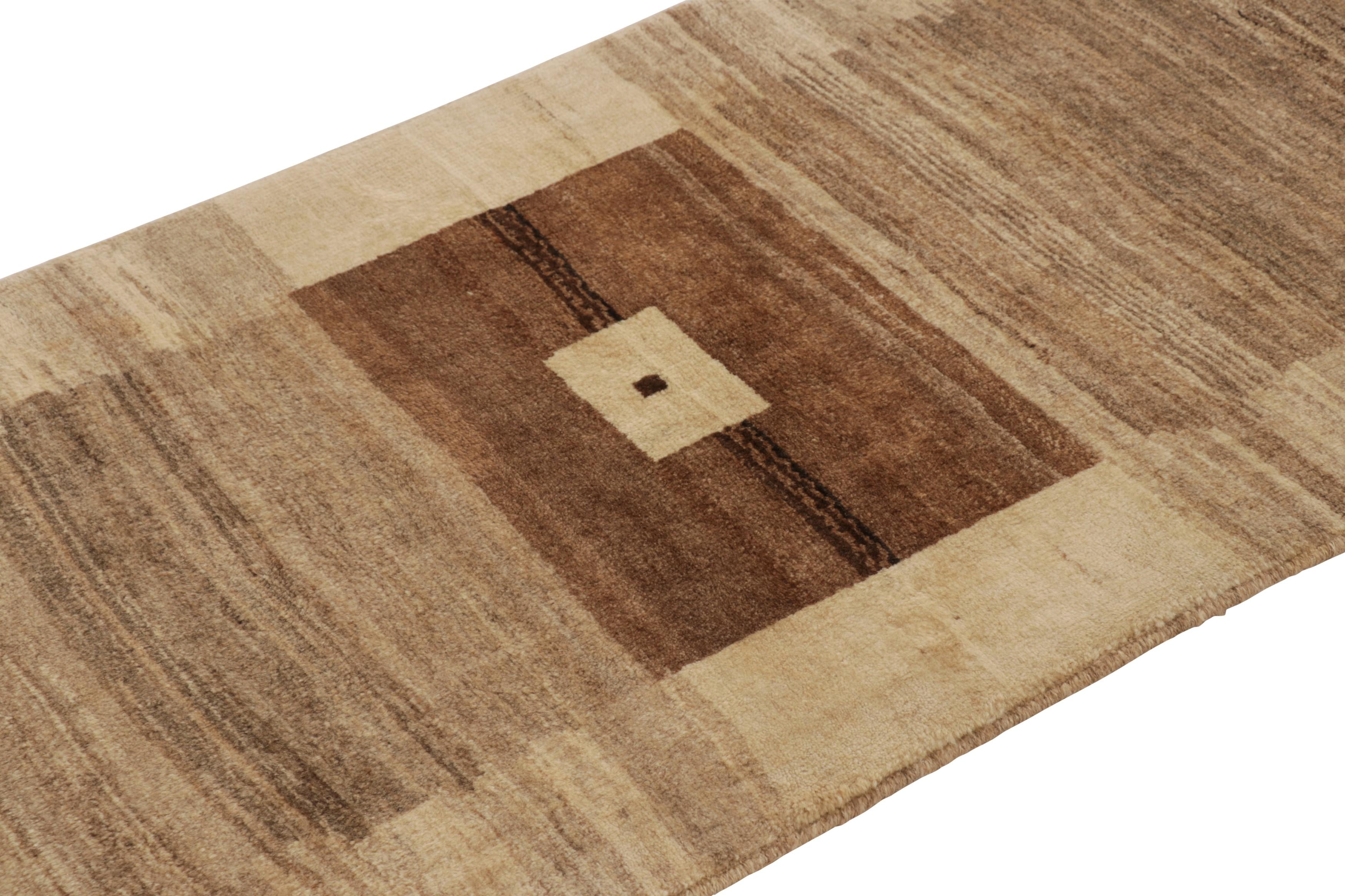 Dieser persische Gabbeh-Läufer im Vintage-Stil (2x6) ist der jüngste Neuzugang in der Kollektion von Rug & Kilim mit ikonischen Stammesmotiven. Handgeknüpft aus Wolle, ca. 1950-1960.

Über das Design: 

Dieser elegante Gabbeh-Teppich besticht durch
