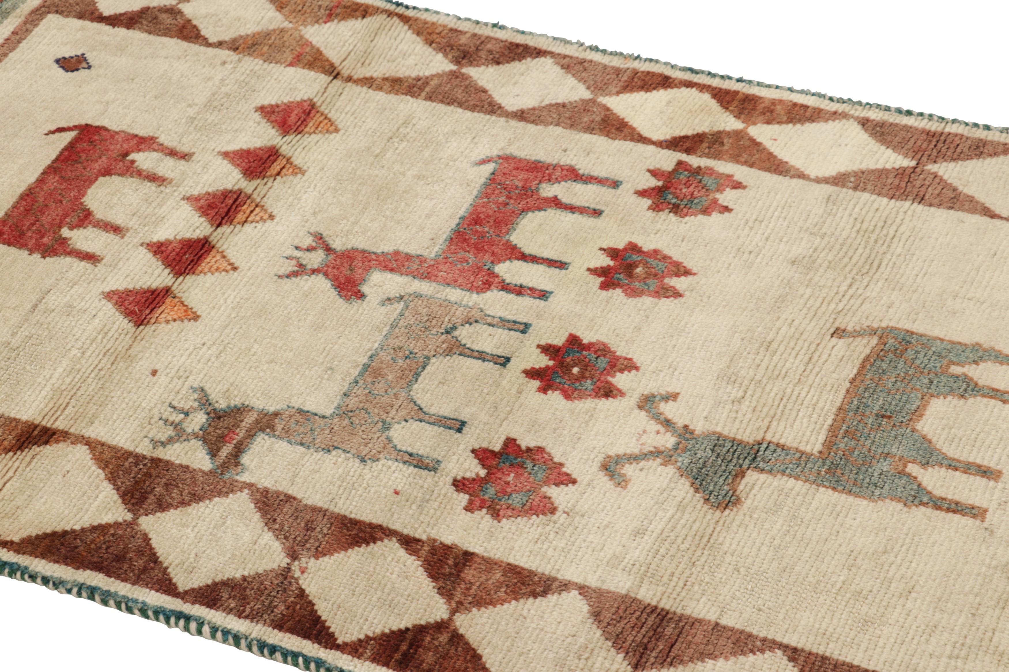 Dieser alte persische Gabbeh-Teppich (3x5) ist der jüngste Zugang zu Rug & Kilim's Auswahl an ikonischen Stammesstücken. Handgeknüpft aus Wolle, ca. 1950-1960.

Über das Design: 

Dieser Gabbeh-Teppich im Vintage-Stil zelebriert ein skurriles