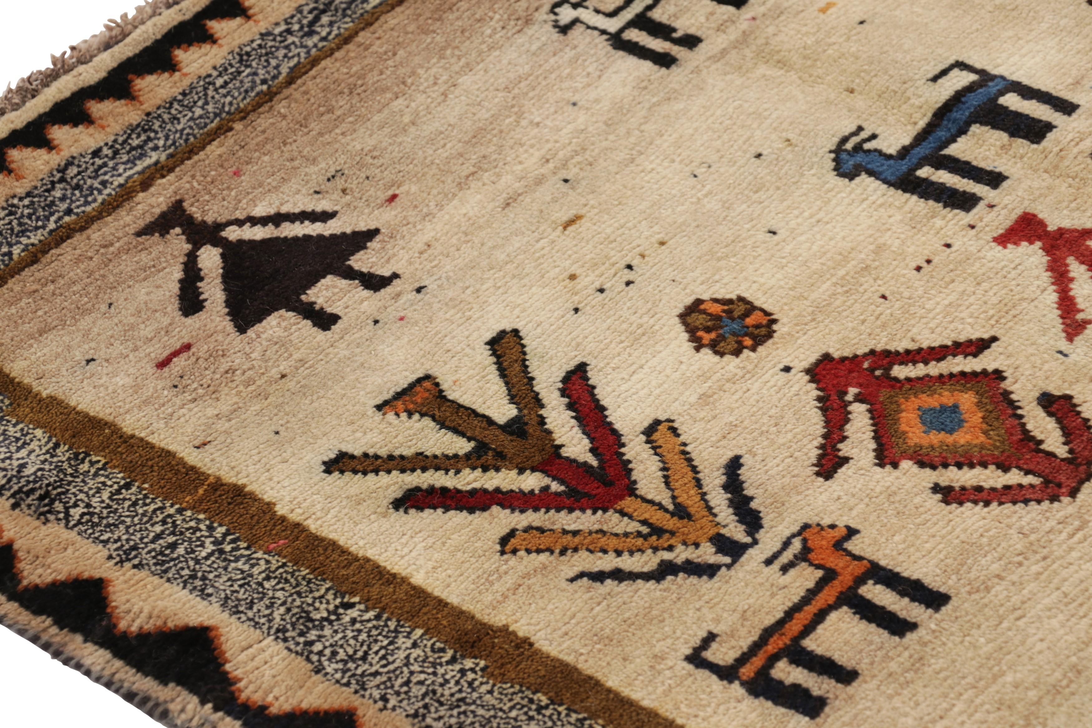Vintage Gabbeh Perserteppich, Beige mit bunten Tierbildern - Rug & Kilim (Persisch) im Angebot