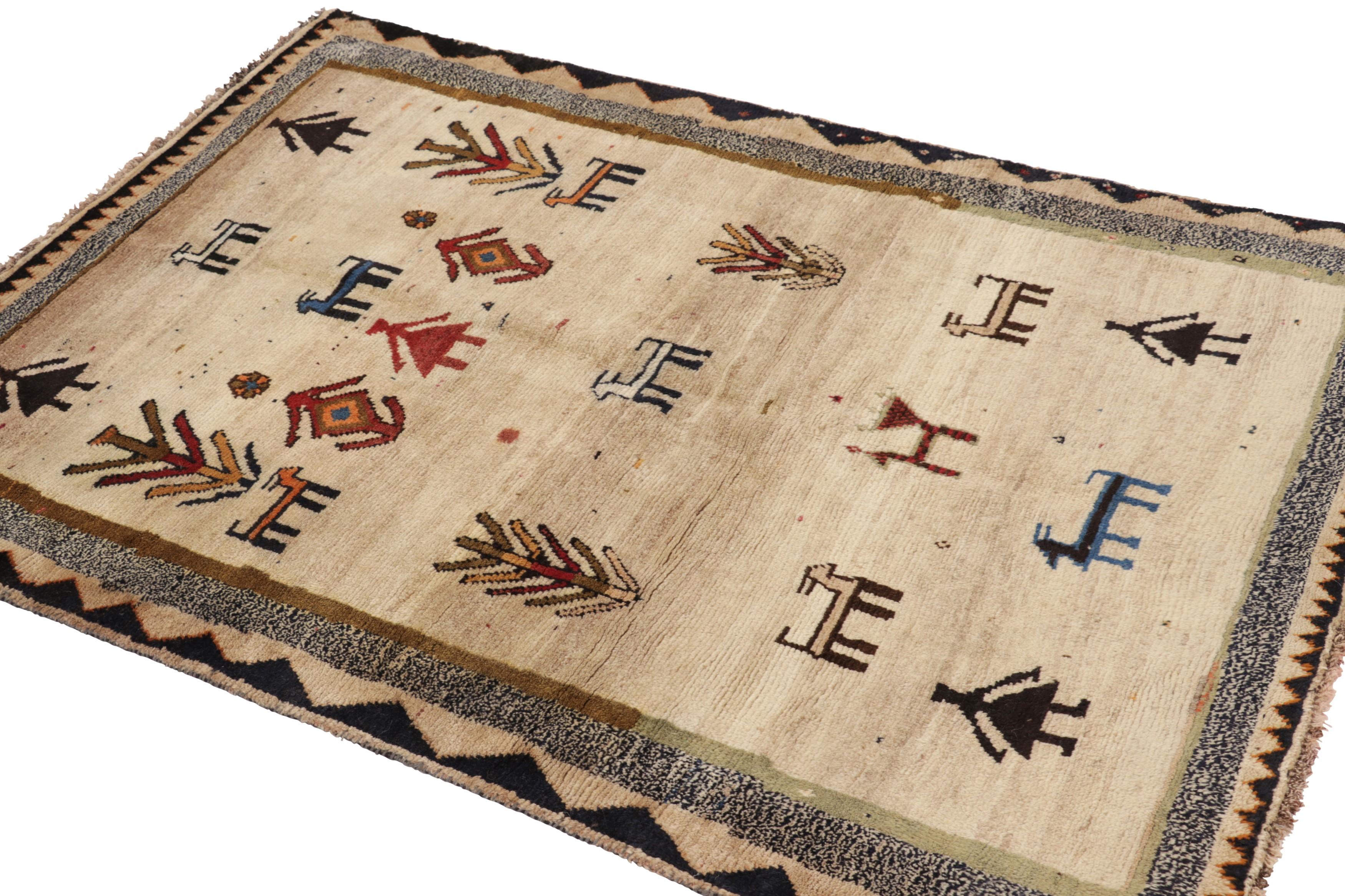 Vintage Gabbeh Perserteppich, Beige mit bunten Tierbildern - Rug & Kilim (Handgeknüpft) im Angebot