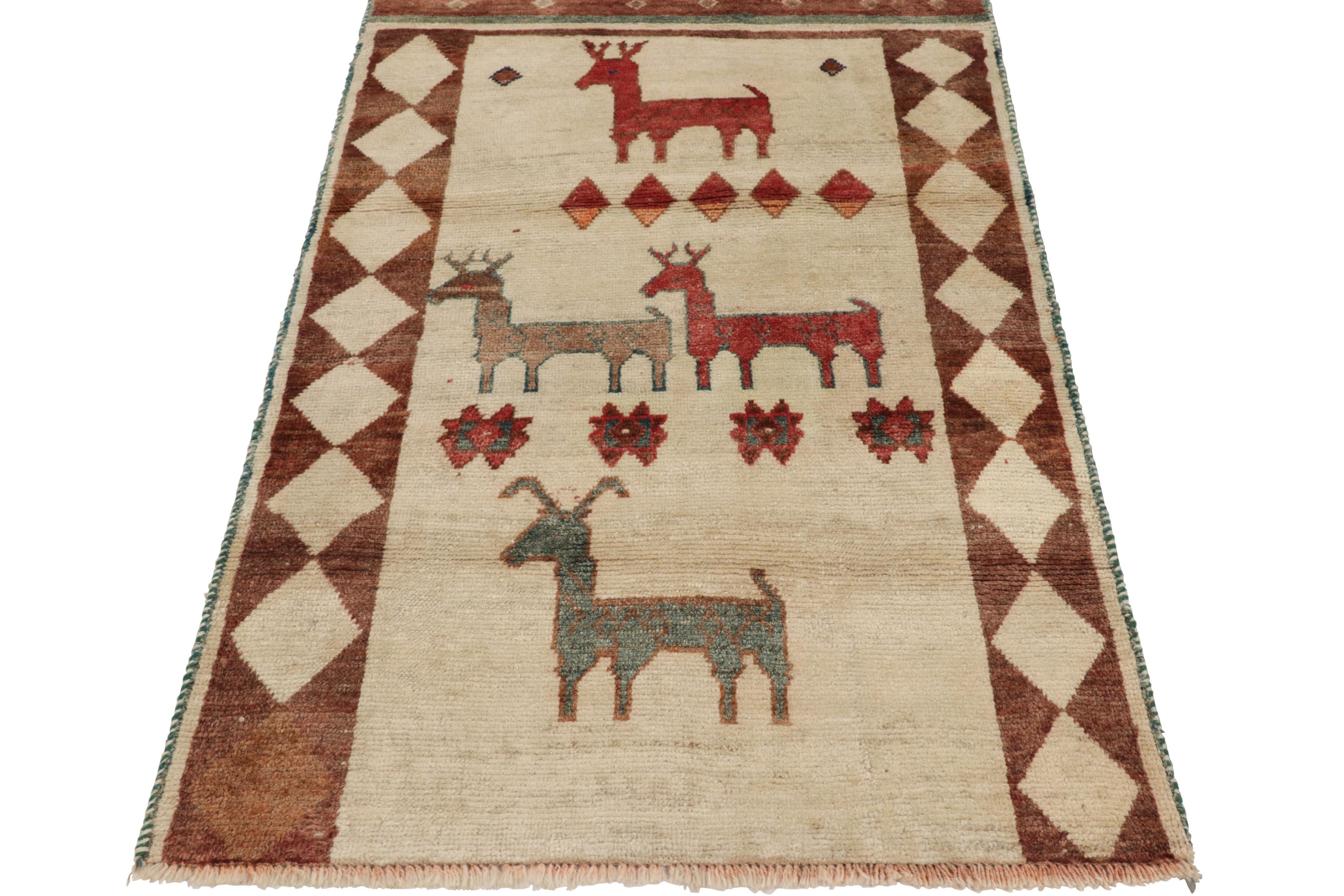 Vintage Gabbeh Perserteppich, Beige mit bunten Tierbildern - Rug & Kilim (Handgeknüpft) im Angebot
