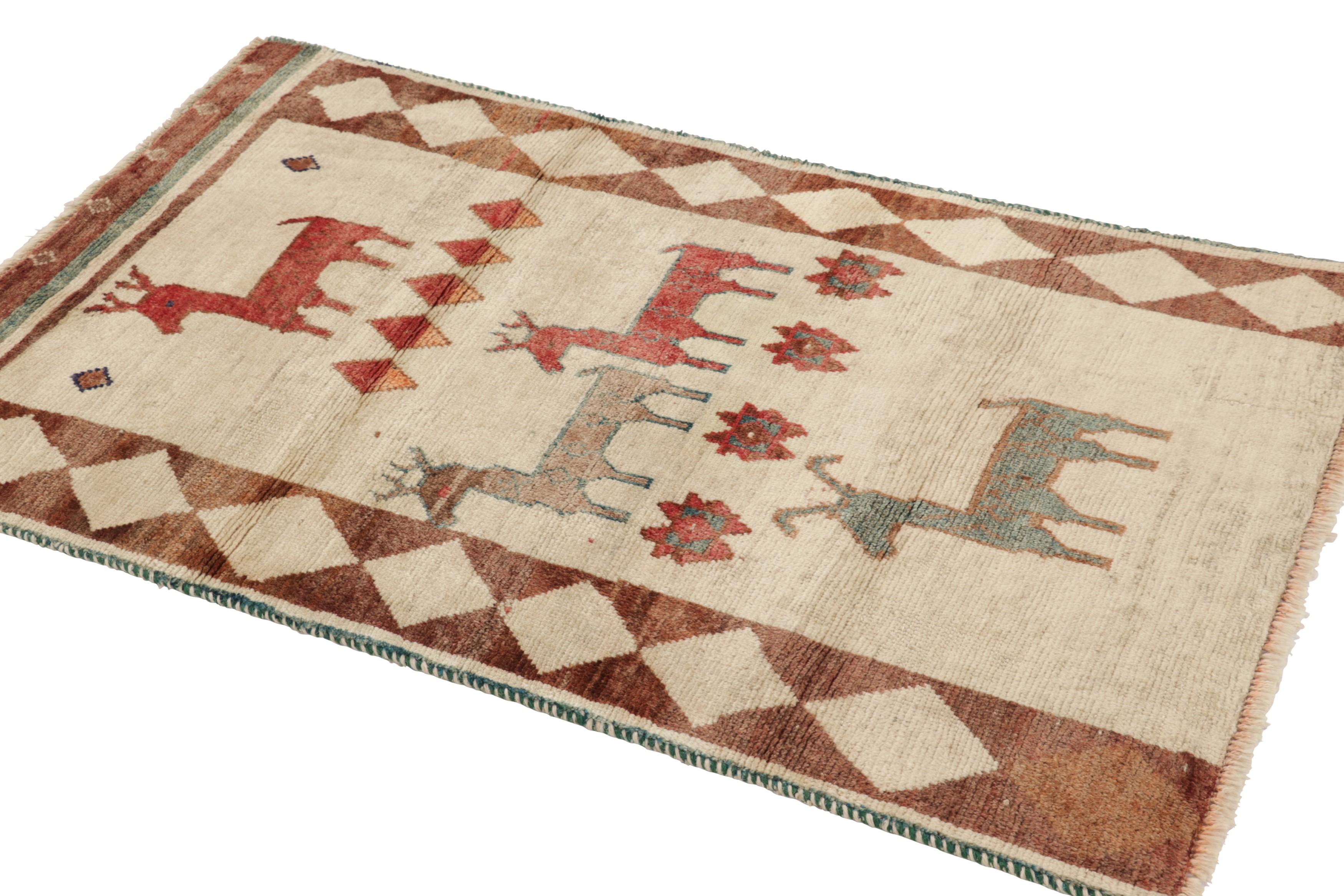 Vintage Gabbeh Perserteppich, Beige mit bunten Tierbildern - Rug & Kilim im Zustand „Hervorragend“ im Angebot in Long Island City, NY