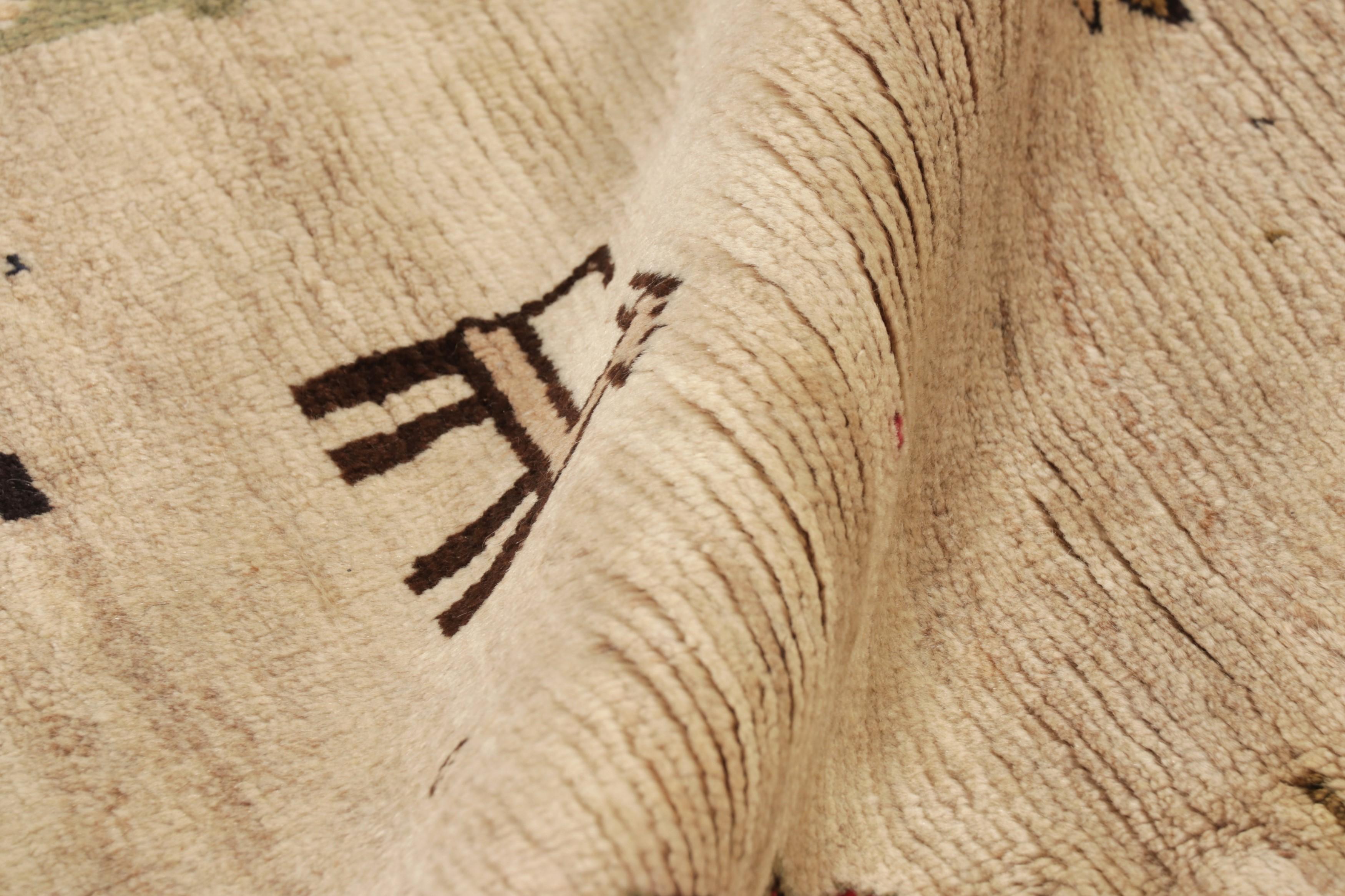 Vintage Gabbeh Perserteppich, Beige mit bunten Tierbildern - Rug & Kilim (Mitte des 20. Jahrhunderts) im Angebot
