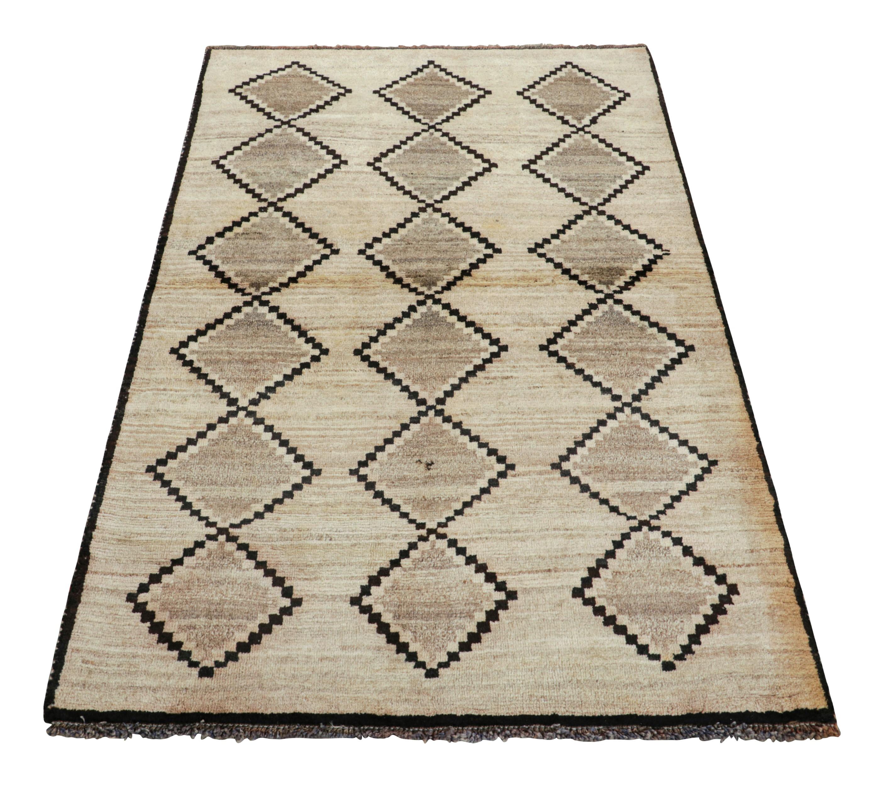 Vintage Gabbeh Persian Rug, Beige with Gray Diamond Patterns - Rug & Kilim In Good Condition For Sale In Long Island City, NY