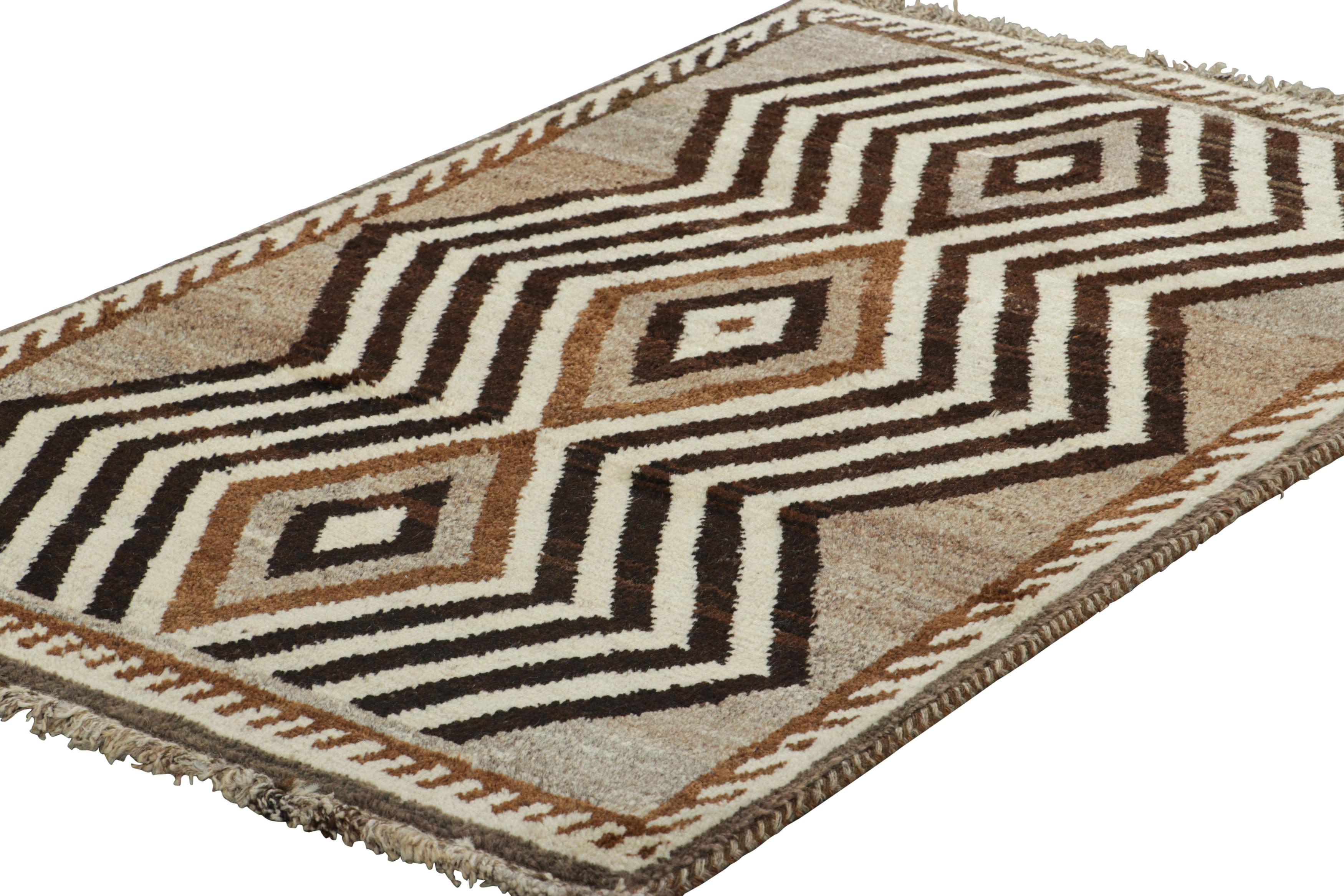 Persiano Tappeto persiano Gabbeh vintage, marrone e crema con motivi geometrici - Rug & Kilim in vendita