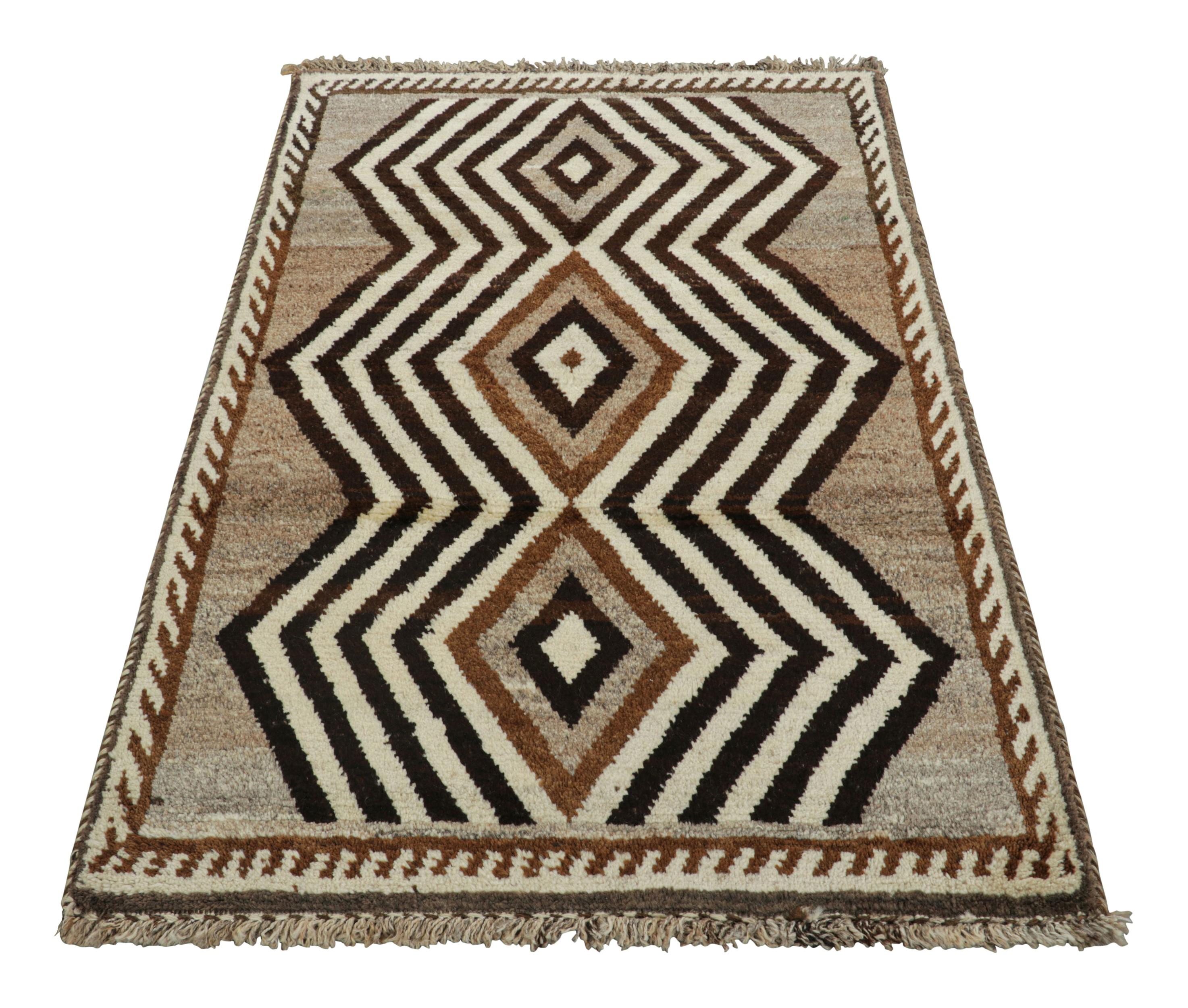 Annodato a mano Tappeto persiano Gabbeh vintage, marrone e crema con motivi geometrici - Rug & Kilim in vendita