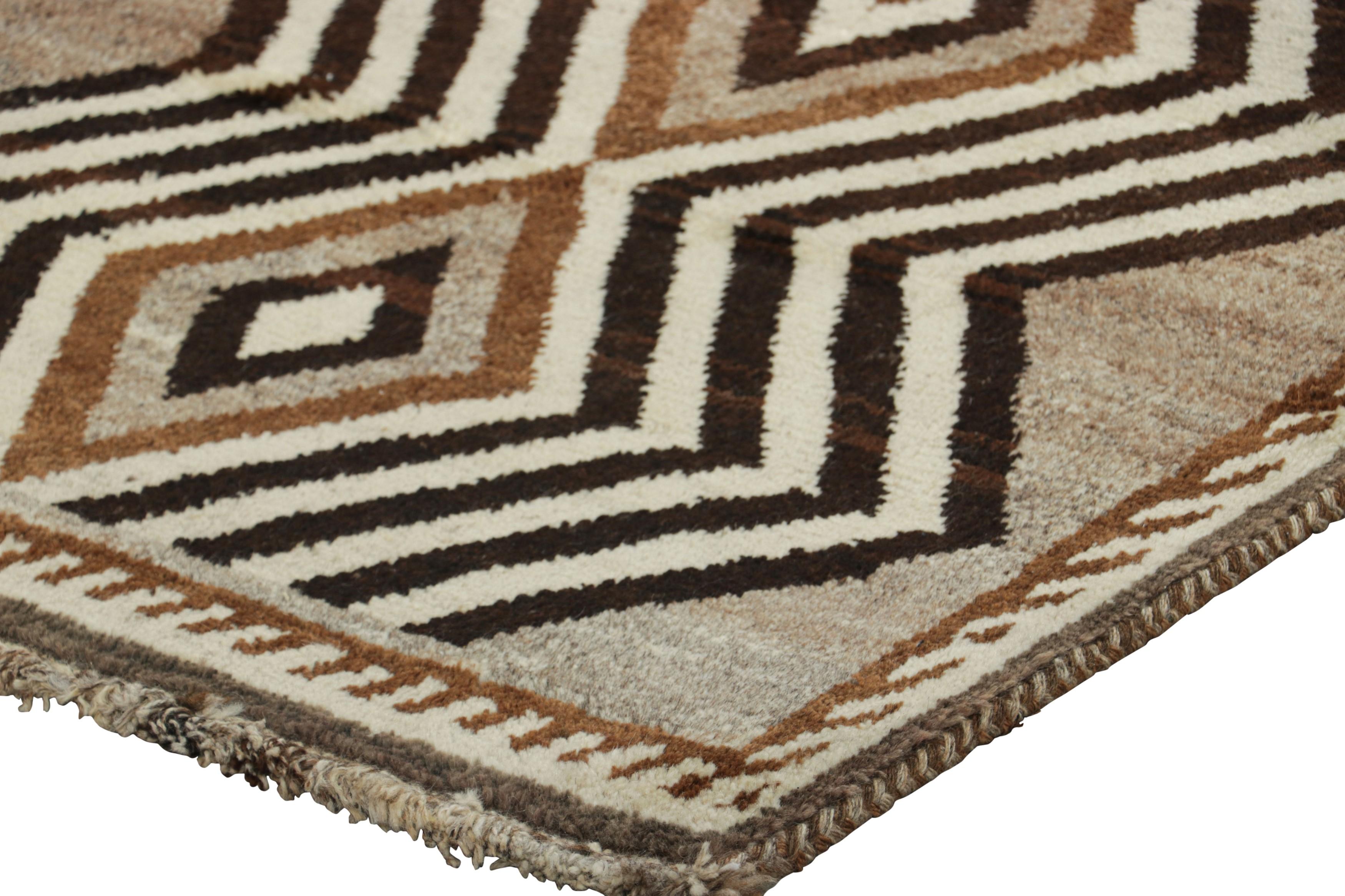 Tappeto persiano Gabbeh vintage, marrone e crema con motivi geometrici - Rug & Kilim In condizioni buone in vendita a Long Island City, NY