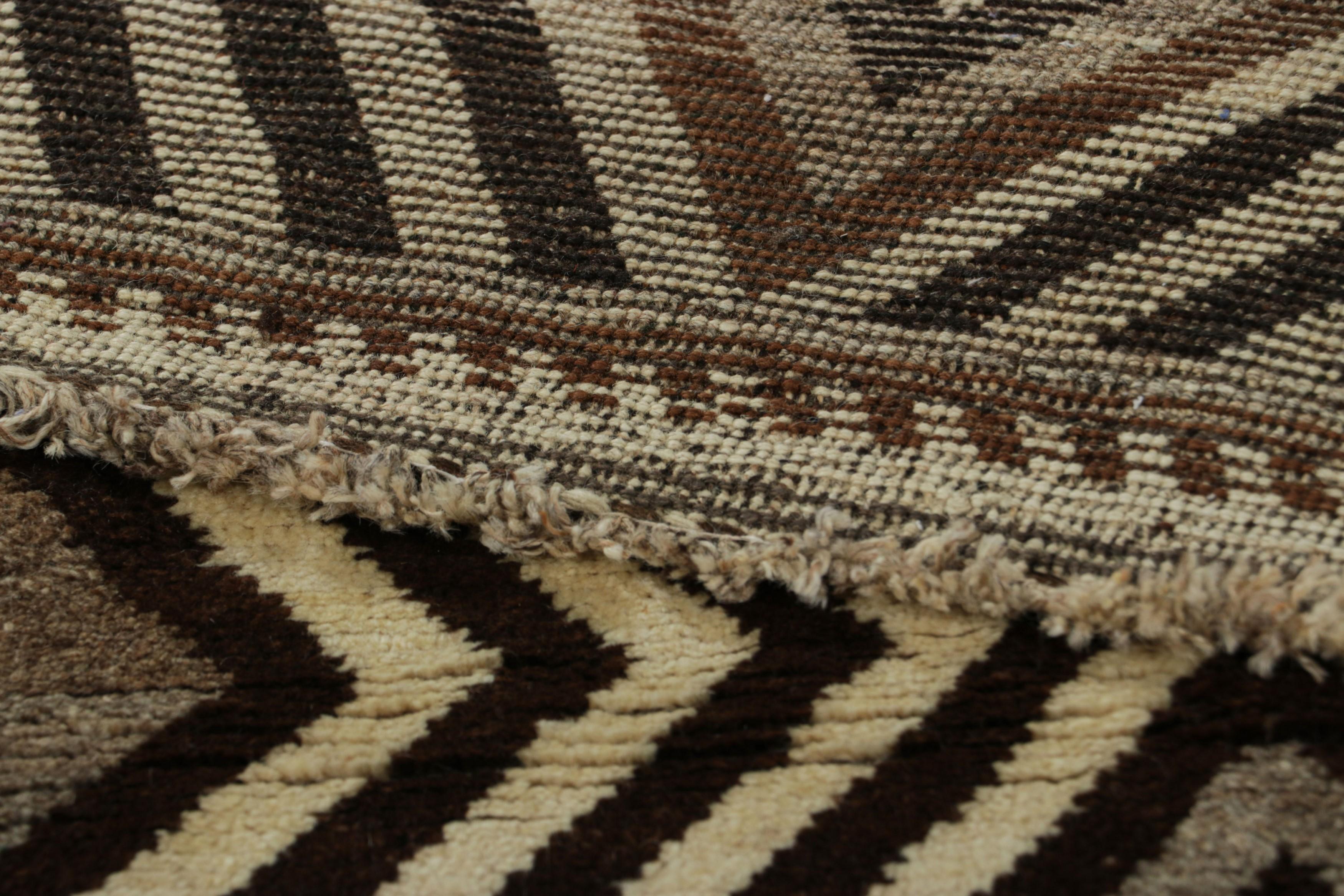 Metà XX secolo Tappeto persiano Gabbeh vintage, marrone e crema con motivi geometrici - Rug & Kilim in vendita
