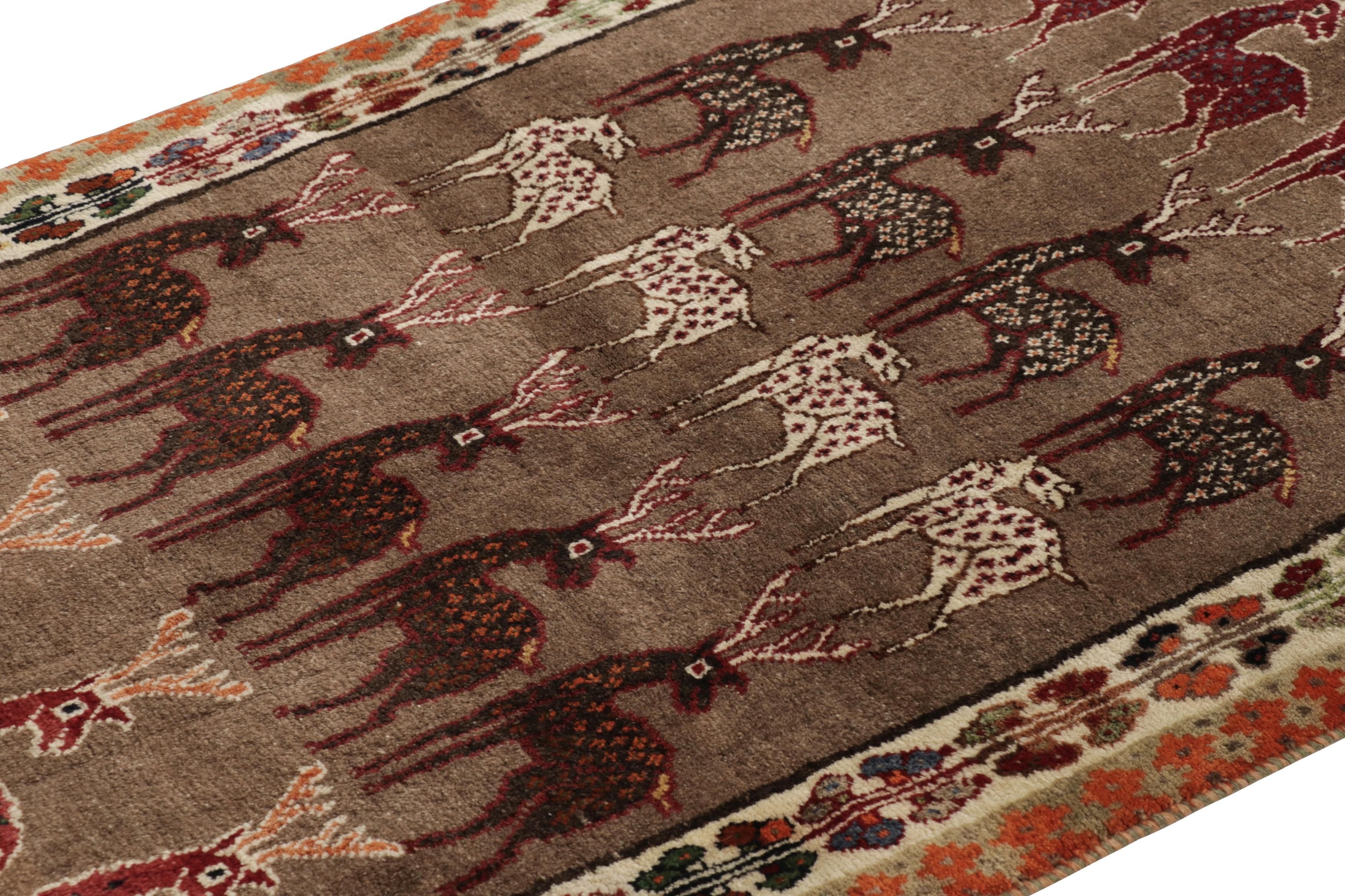Dieser persische Gabbeh-Teppich im Vintage-Stil (4x6) ist der jüngste Neuzugang in Rug & Kilims Auswahl an kultigen Stammesstücken. Handgeknüpft aus Wolle, ca. 1950-1960.

Über das Design: 

Dieser Gabbeh-Teppich im Vintage-Stil zelebriert ein