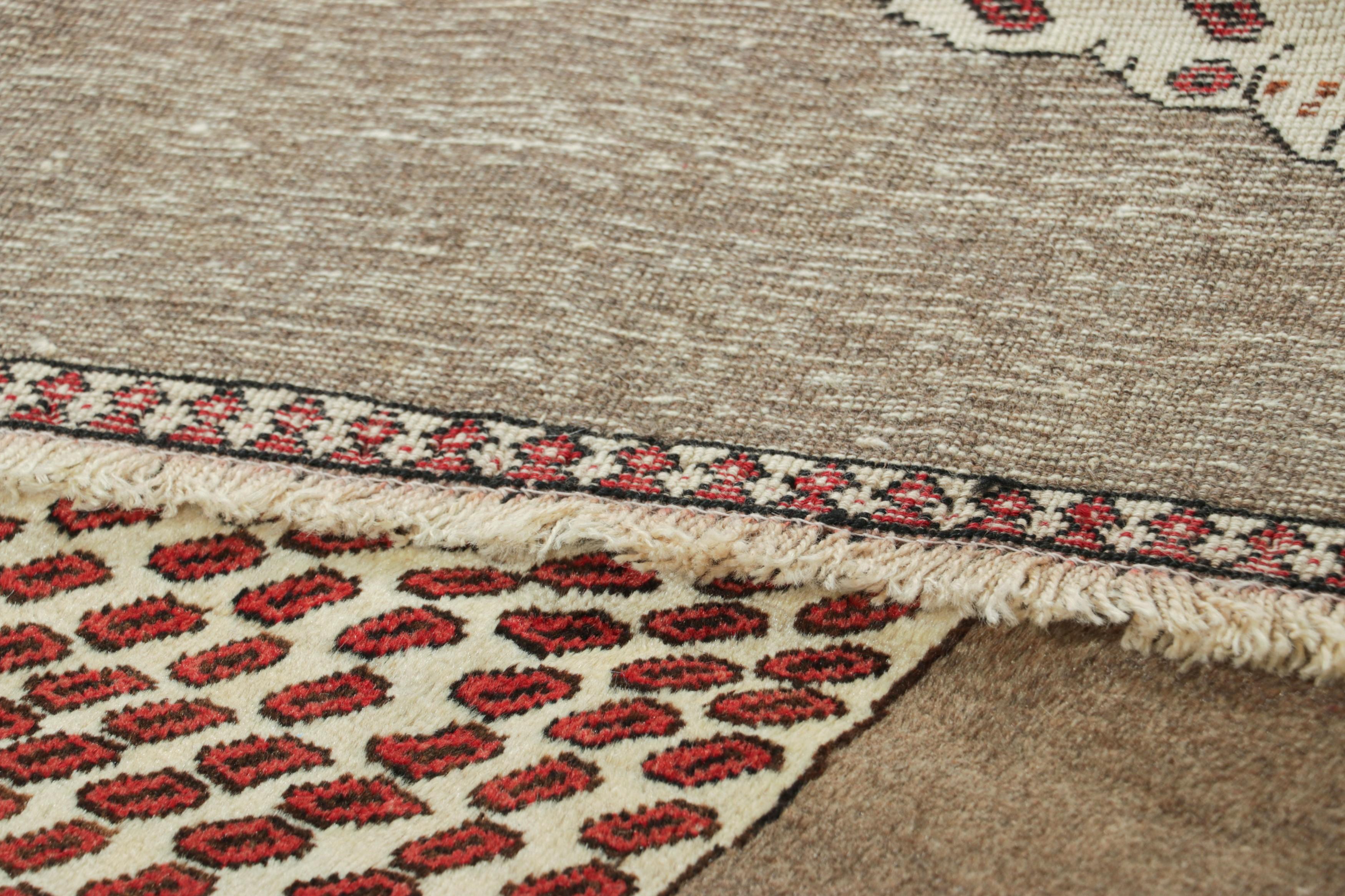 Alfombra persa Gabbeh vintage, crema y marrón con dibujo de leopardo - Rug & Kilim mediados del siglo XX en venta