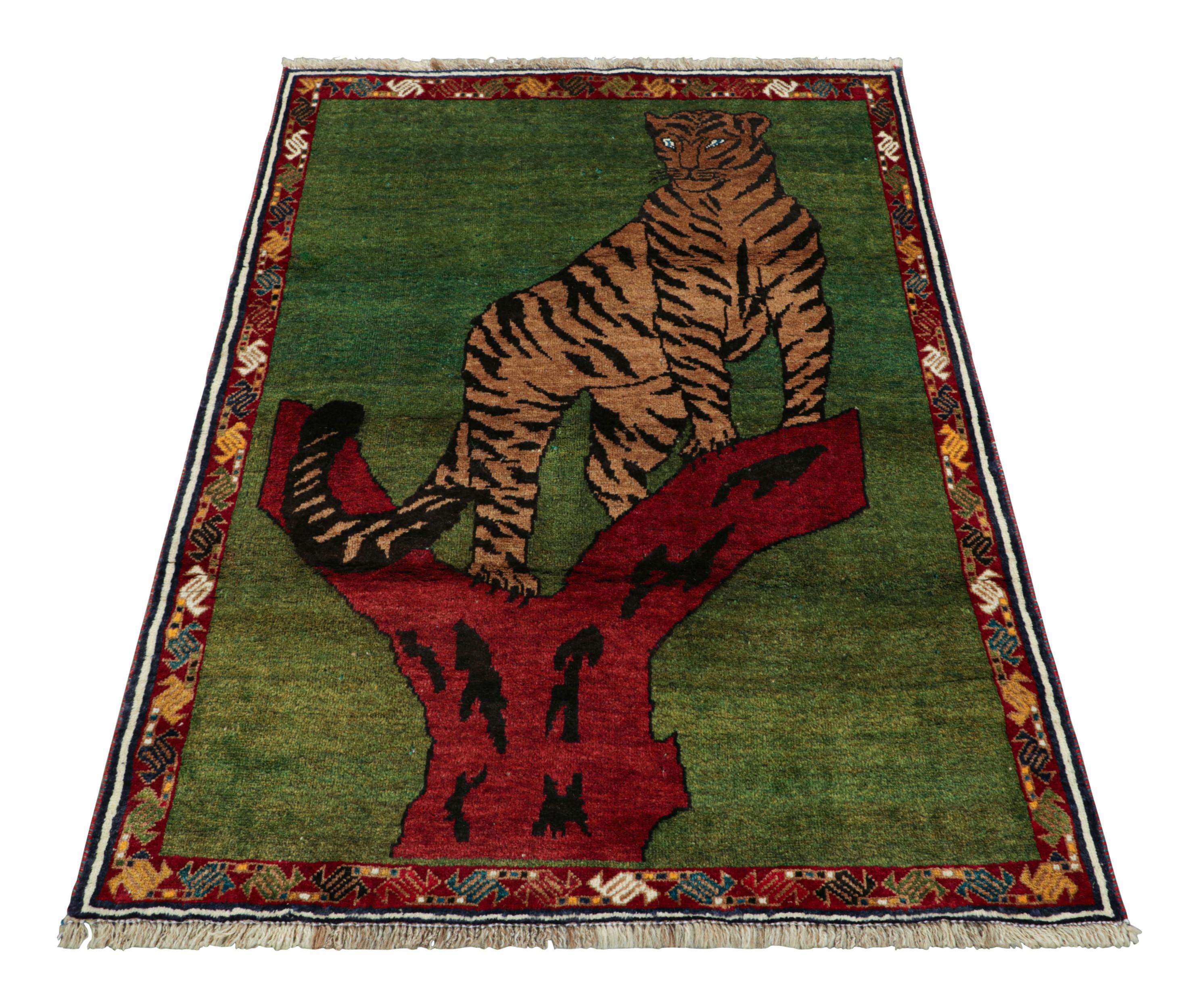 Annodato a mano Tappeto persiano Gabbeh vintage, verde con immagini di tigri tribali - Rug & Kilim in vendita