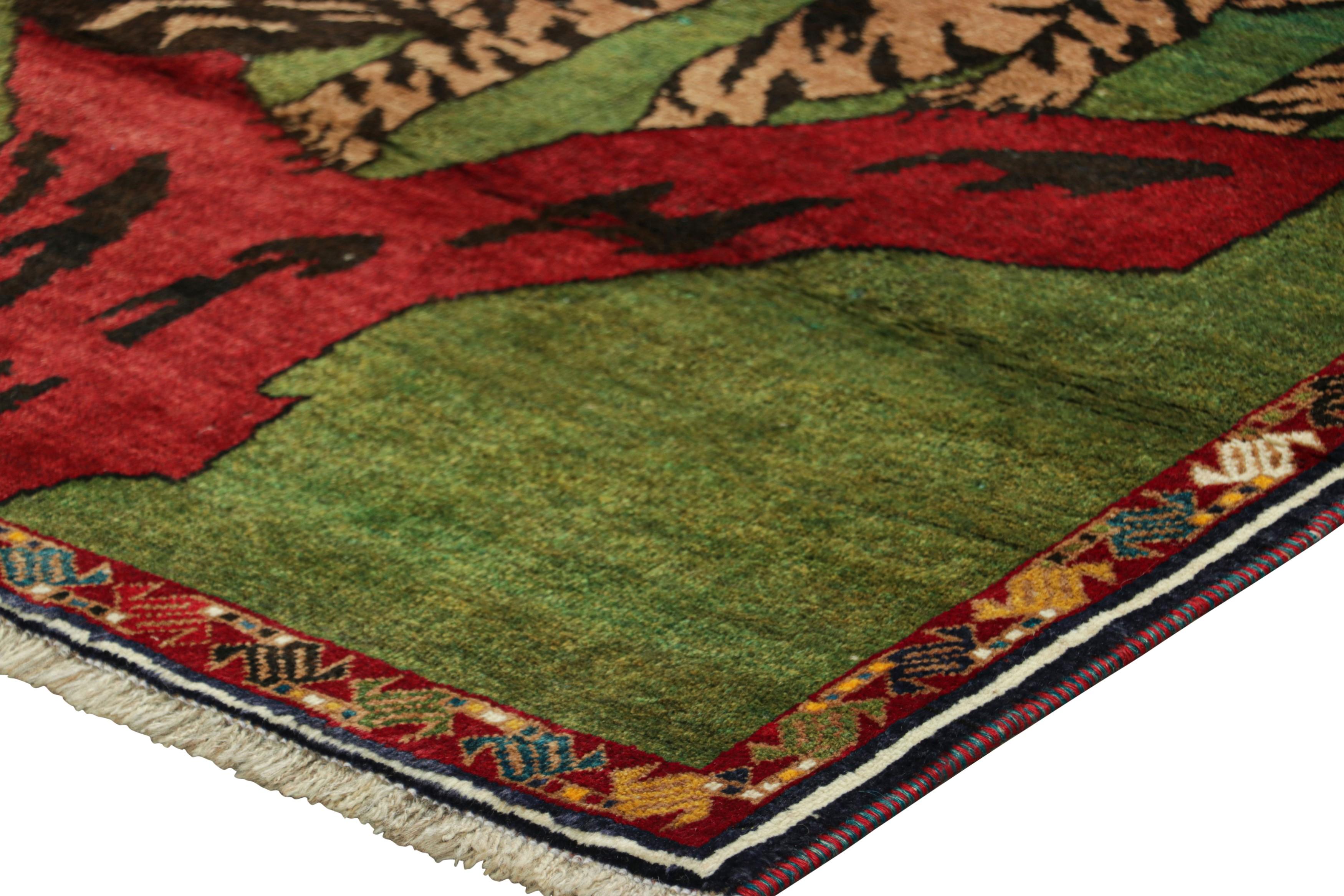 Tappeto persiano Gabbeh vintage, verde con immagini di tigri tribali - Rug & Kilim In condizioni buone in vendita a Long Island City, NY