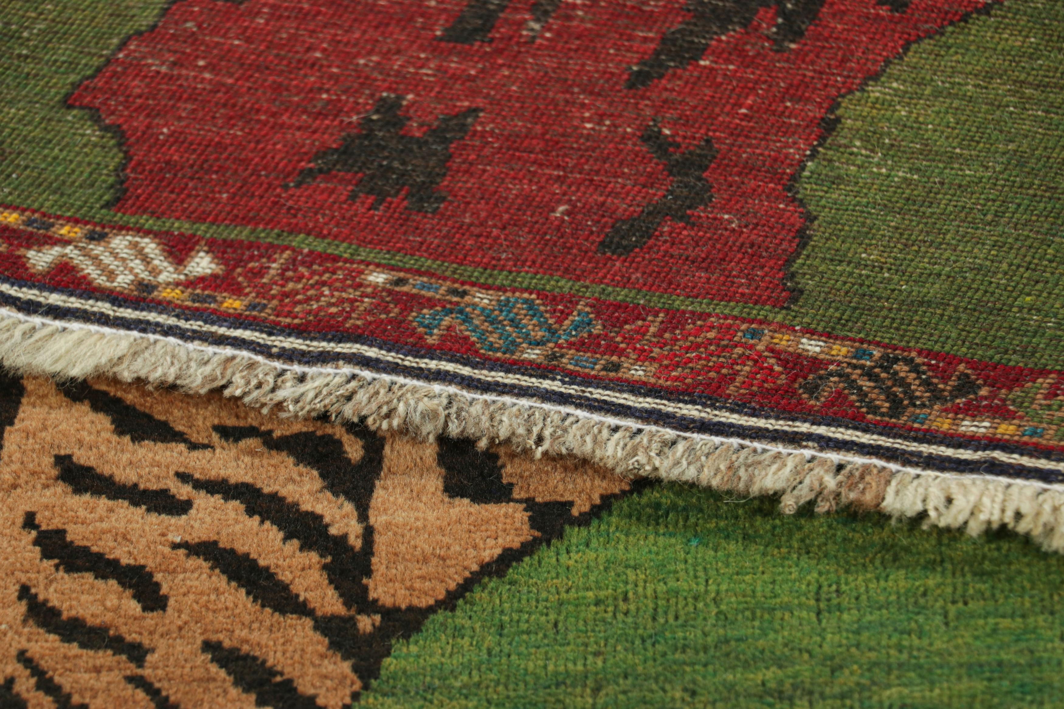 Metà XX secolo Tappeto persiano Gabbeh vintage, verde con immagini di tigri tribali - Rug & Kilim in vendita