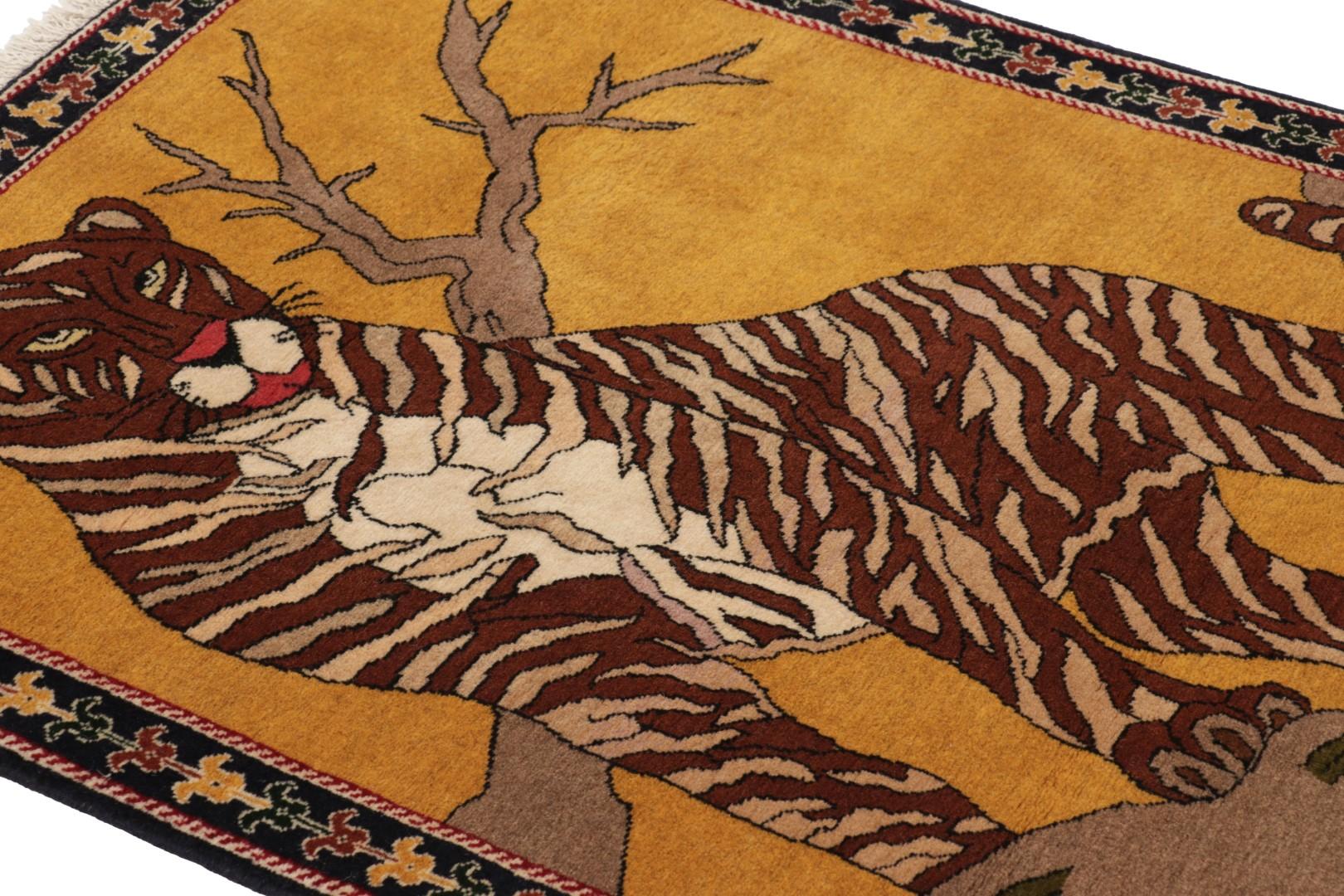 Ce tapis persan vintage 3x4 Gabbeh est la dernière grande entrée dans la collection de pièces tribales rares de Rug & Kilim. Noué à la main en laine vers 1950-1960.

Sur le Design : 

Mélange saisissant de charme folklorique et de symbolisme