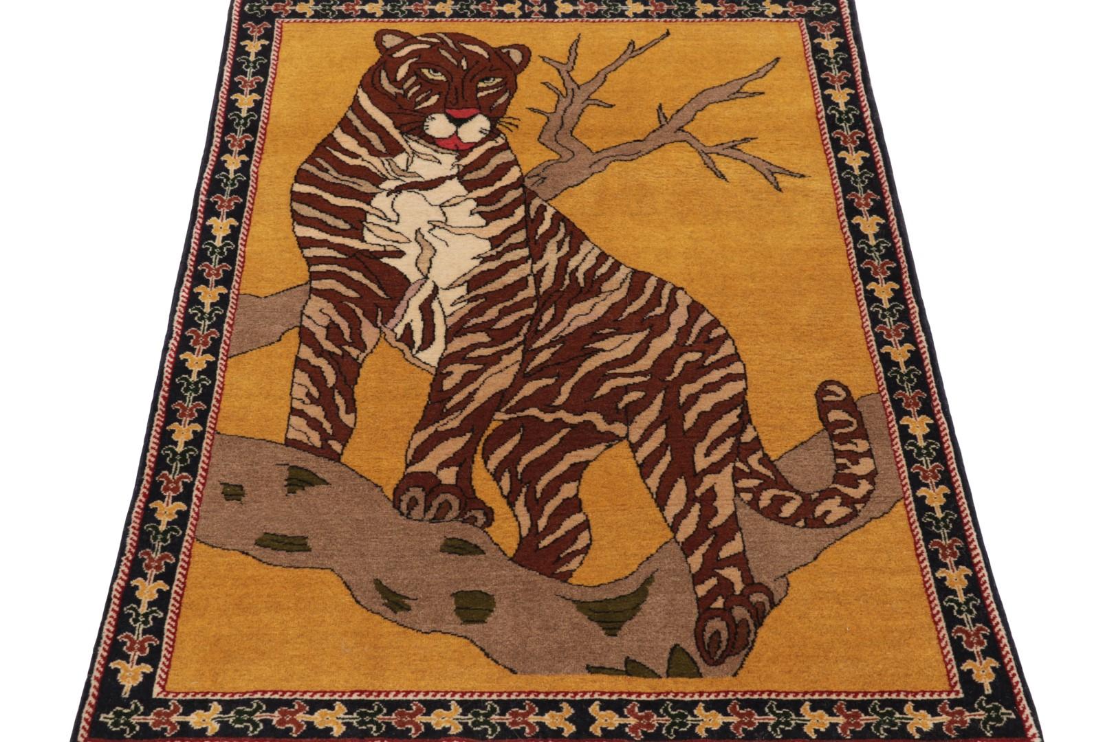 Perse Tapis persan vintage Gabbeh en ambre avec motif tribal de tigre - Rug & Kilim en vente