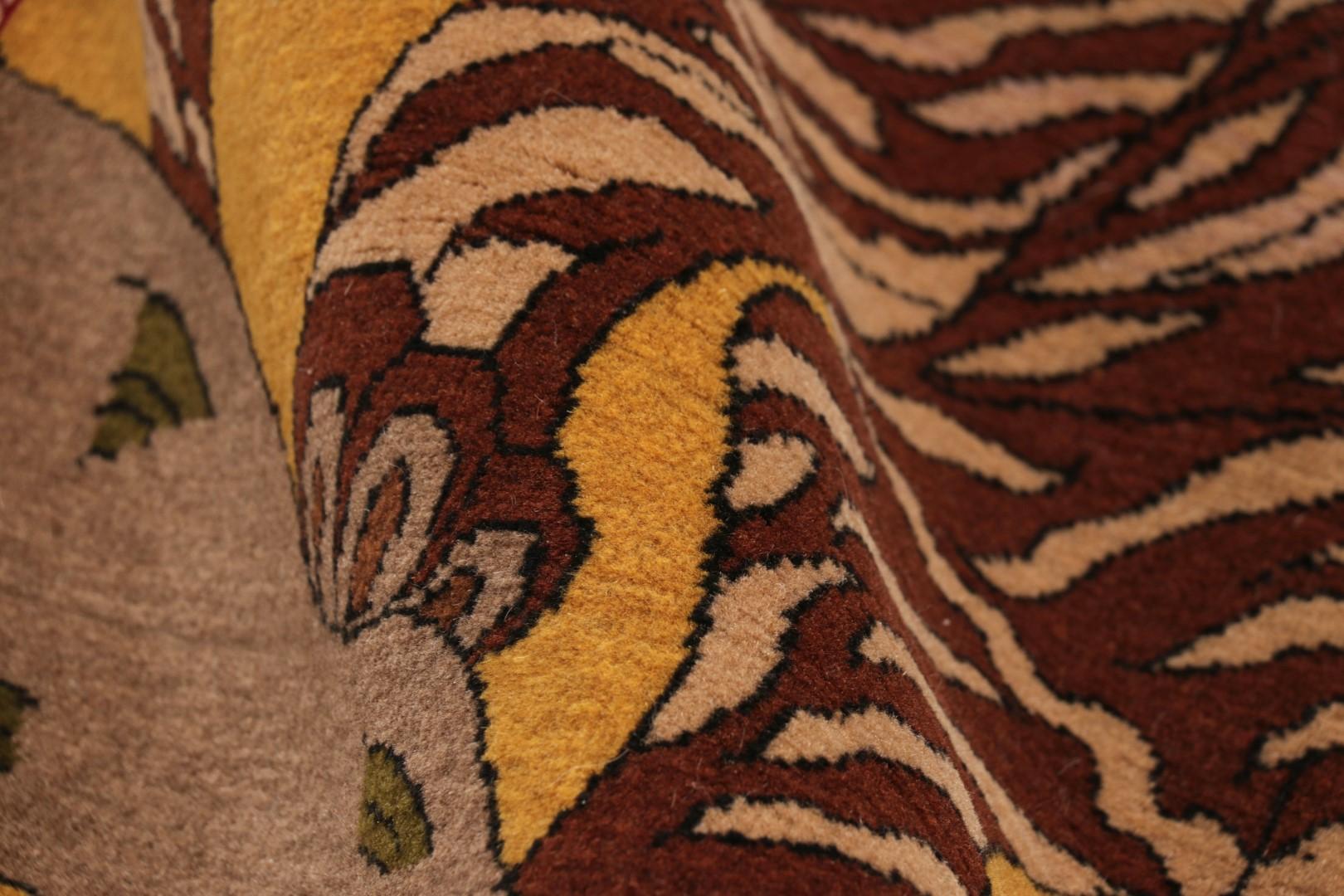 Milieu du XXe siècle Tapis persan vintage Gabbeh en ambre avec motif tribal de tigre - Rug & Kilim en vente