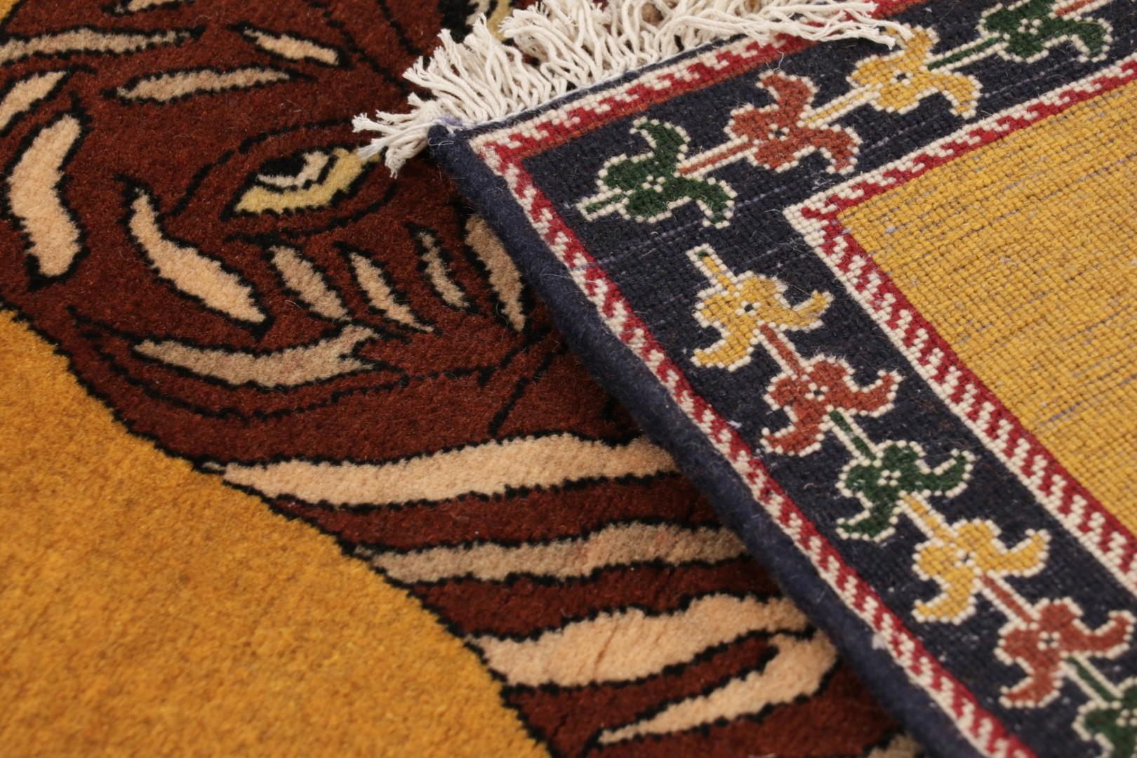 Laine Tapis persan vintage Gabbeh en ambre avec motif tribal de tigre - Rug & Kilim en vente