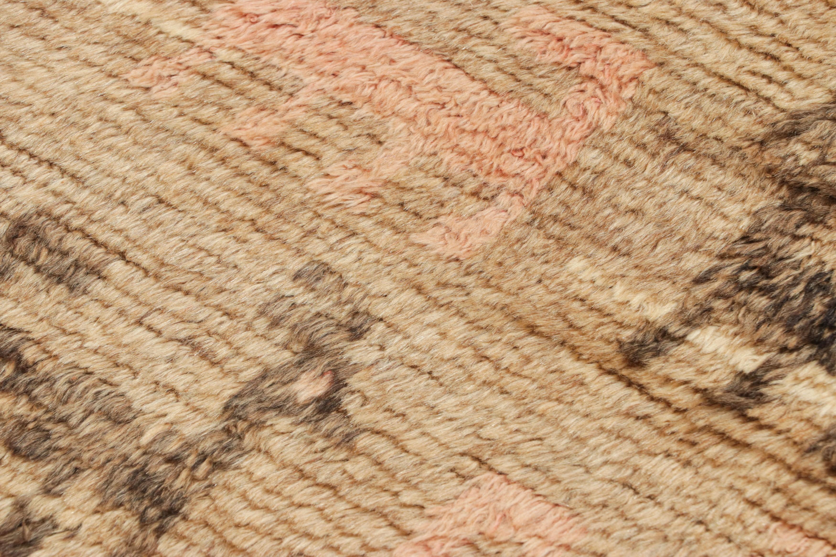 Esta alfombra persa Gabbeh vintage de 3x4 es la última y emocionante incorporación a la colección de piezas tribales raras de Rug & Kilim. Anudado a mano en lana hacia 1950-1960.

Sobre el diseño:

Esta alfombra Gabbeh vintage irradia encanto