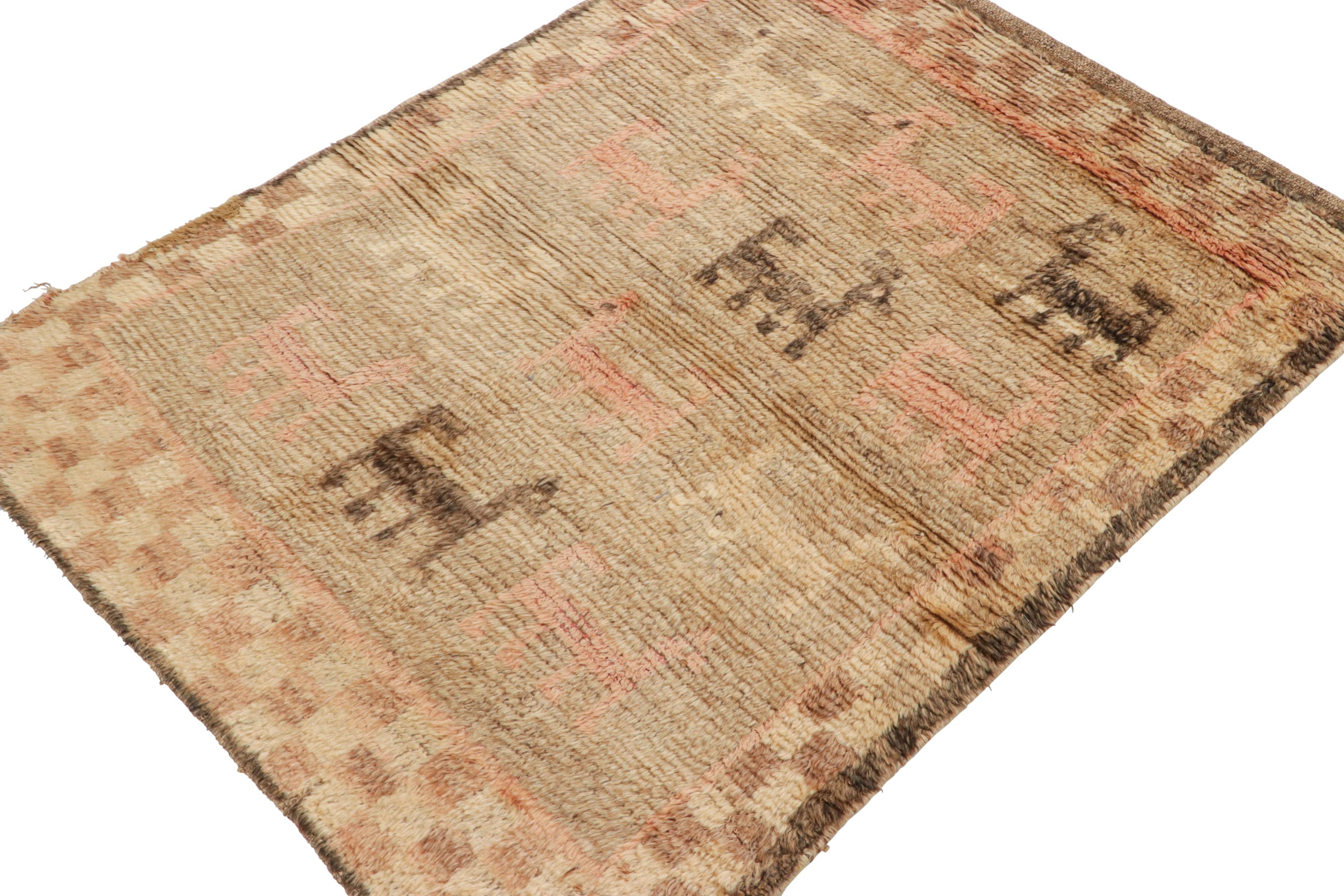 Alfombra persa vintage Gabbeh en beige-marrón con dibujos de animales - Rug & Kilim Tejido a mano en venta