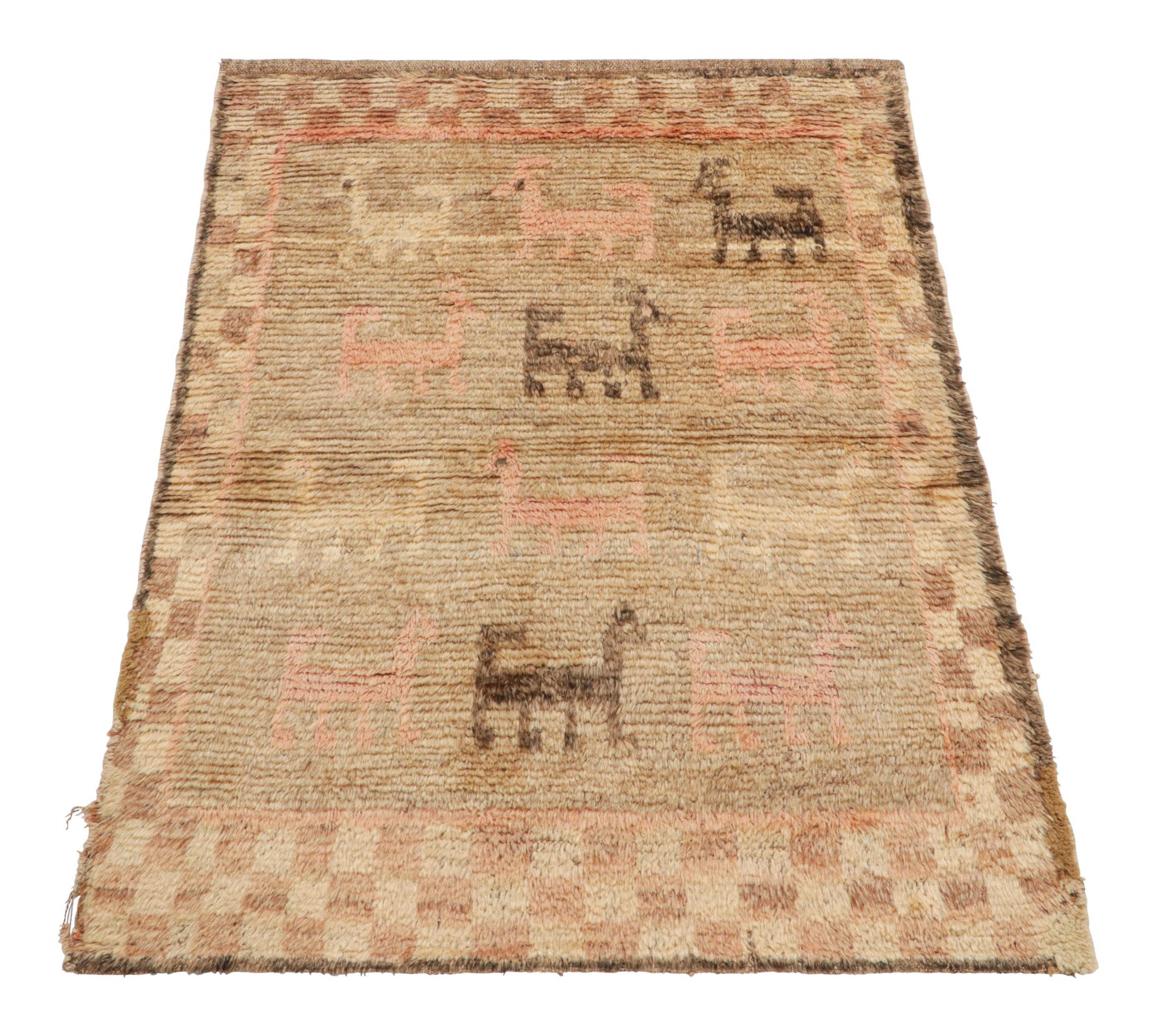 Alfombra persa vintage Gabbeh en beige-marrón con dibujos de animales - Rug & Kilim en Bueno estado para la venta en Long Island City, NY