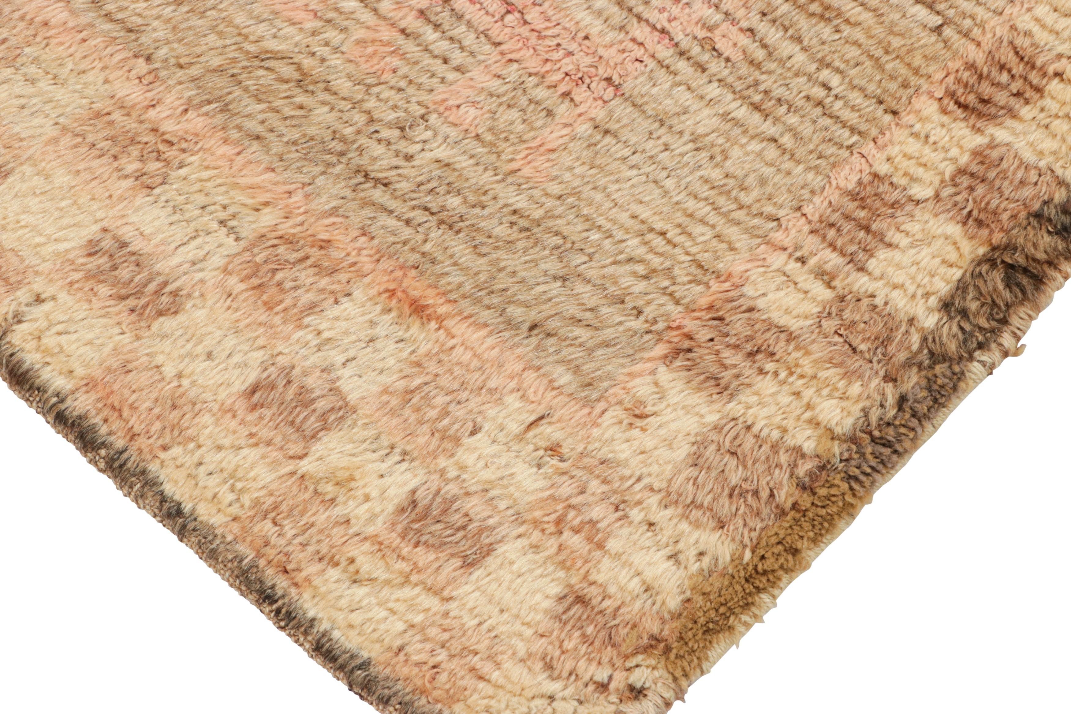 Alfombra persa vintage Gabbeh en beige-marrón con dibujos de animales - Rug & Kilim mediados del siglo XX en venta