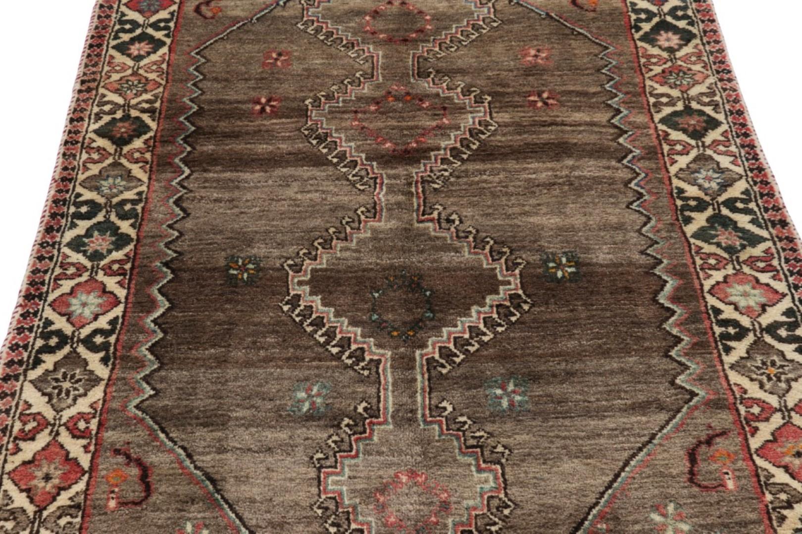 Esta alfombra persa Gabbeh vintage de 4x6 es la última gran incorporación a la colección de piezas tribales raras de Rug & Kilim. Anudado a mano en lana hacia 1950-1960.

Sobre el diseño: 

Hermoso testimonio del arte tribal, esta alfombra Gabbeh