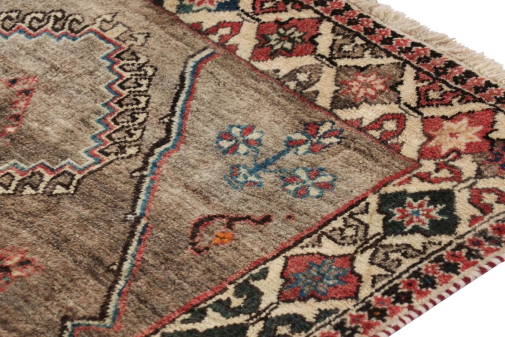 Alfombra persa Gabbeh vintage en beige-marrón con medallón geométrico - Rug & Kilim Tribal en venta