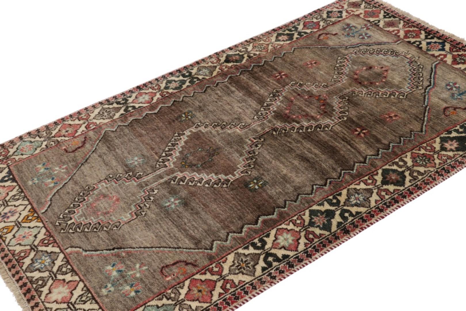 Alfombra persa Gabbeh vintage en beige-marrón con medallón geométrico - Rug & Kilim Persa en venta