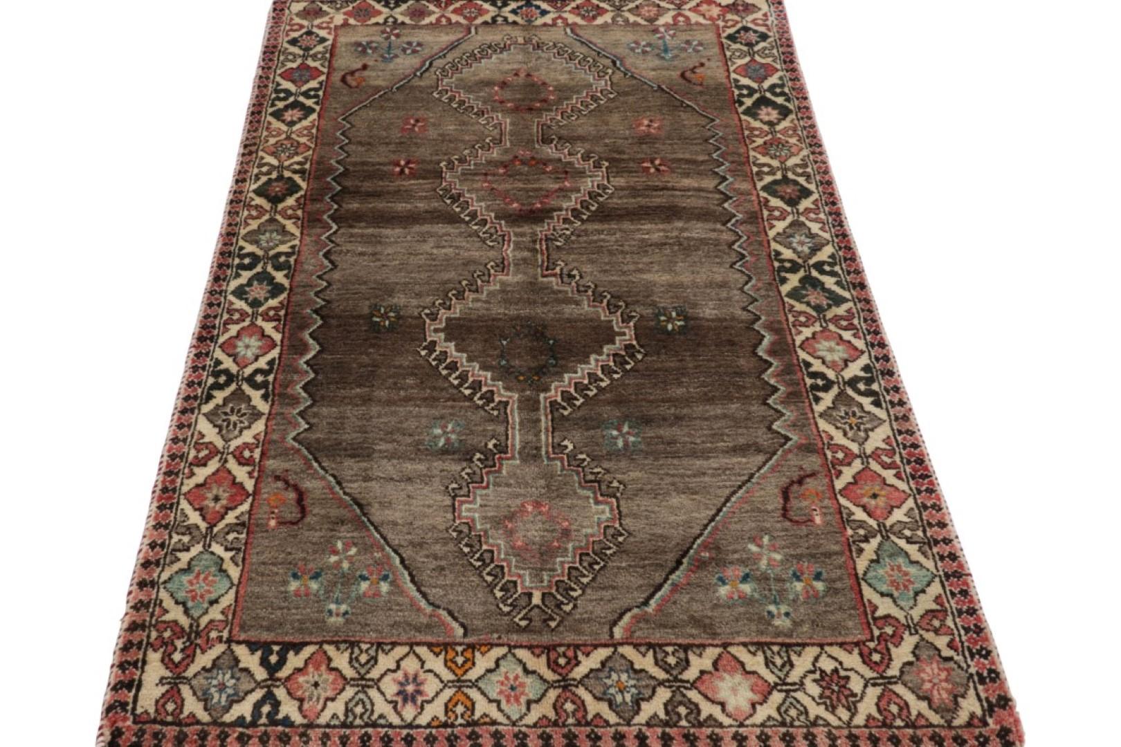 Alfombra persa Gabbeh vintage en beige-marrón con medallón geométrico - Rug & Kilim Anudado a mano en venta