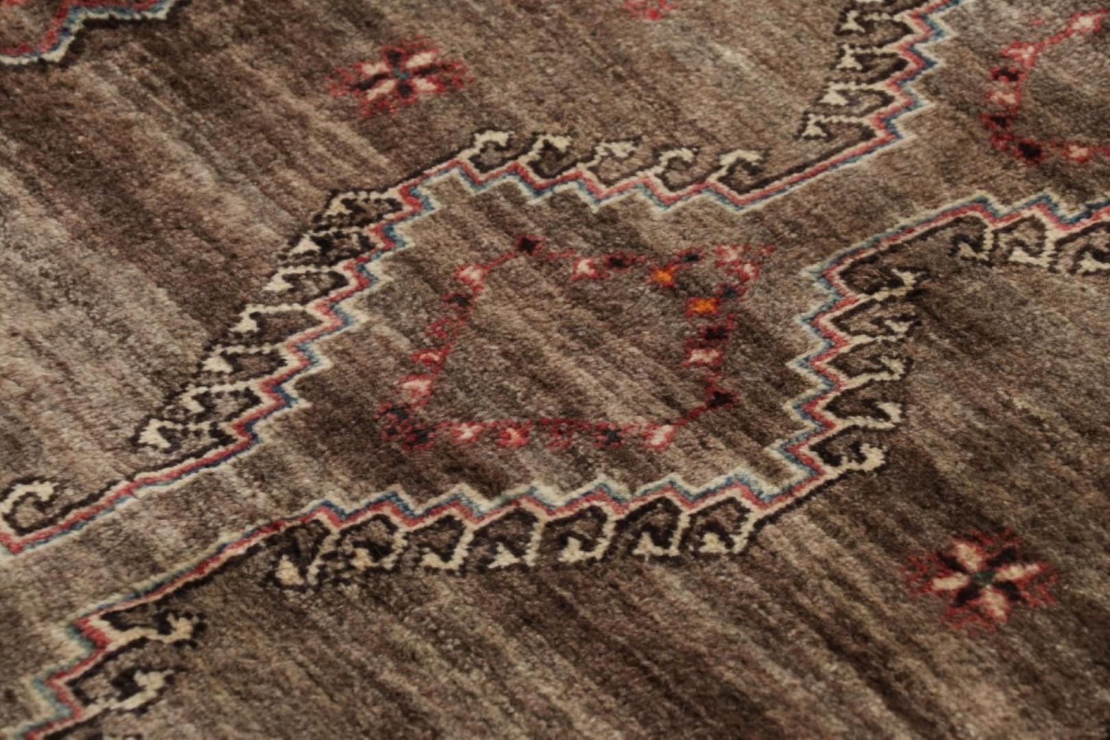 Alfombra persa Gabbeh vintage en beige-marrón con medallón geométrico - Rug & Kilim en Bueno estado para la venta en Long Island City, NY