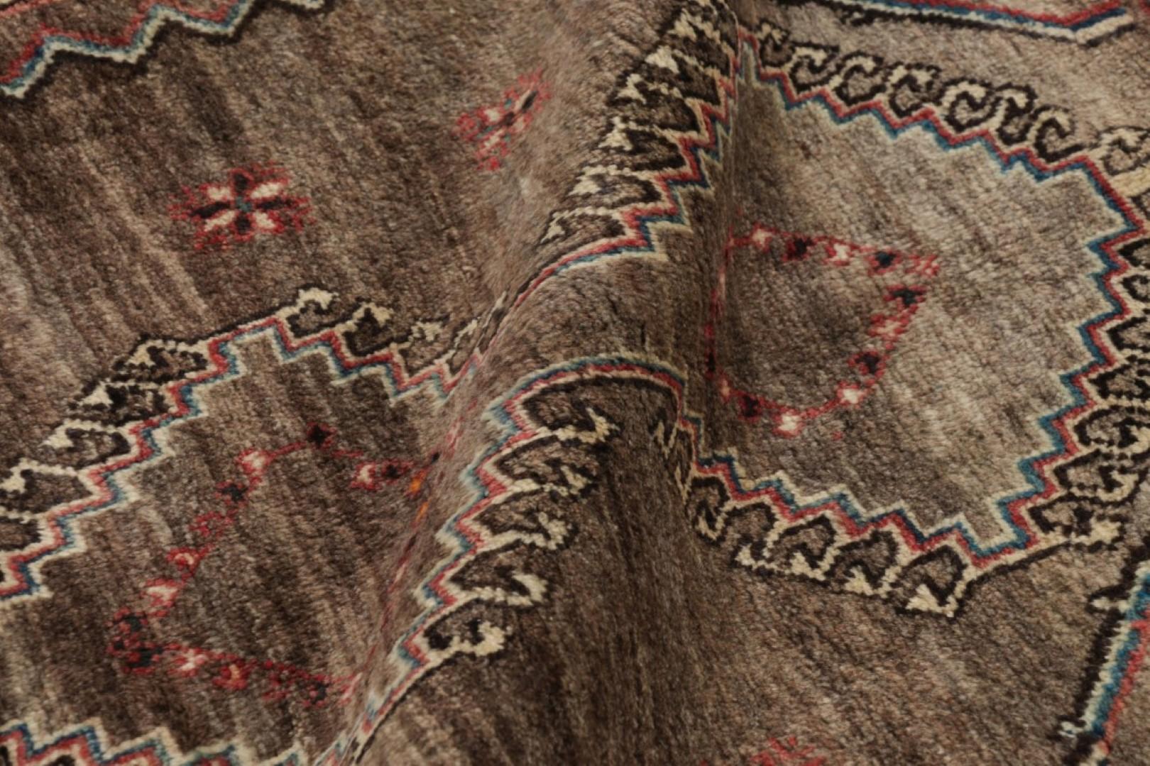 Alfombra persa Gabbeh vintage en beige-marrón con medallón geométrico - Rug & Kilim mediados del siglo XX en venta