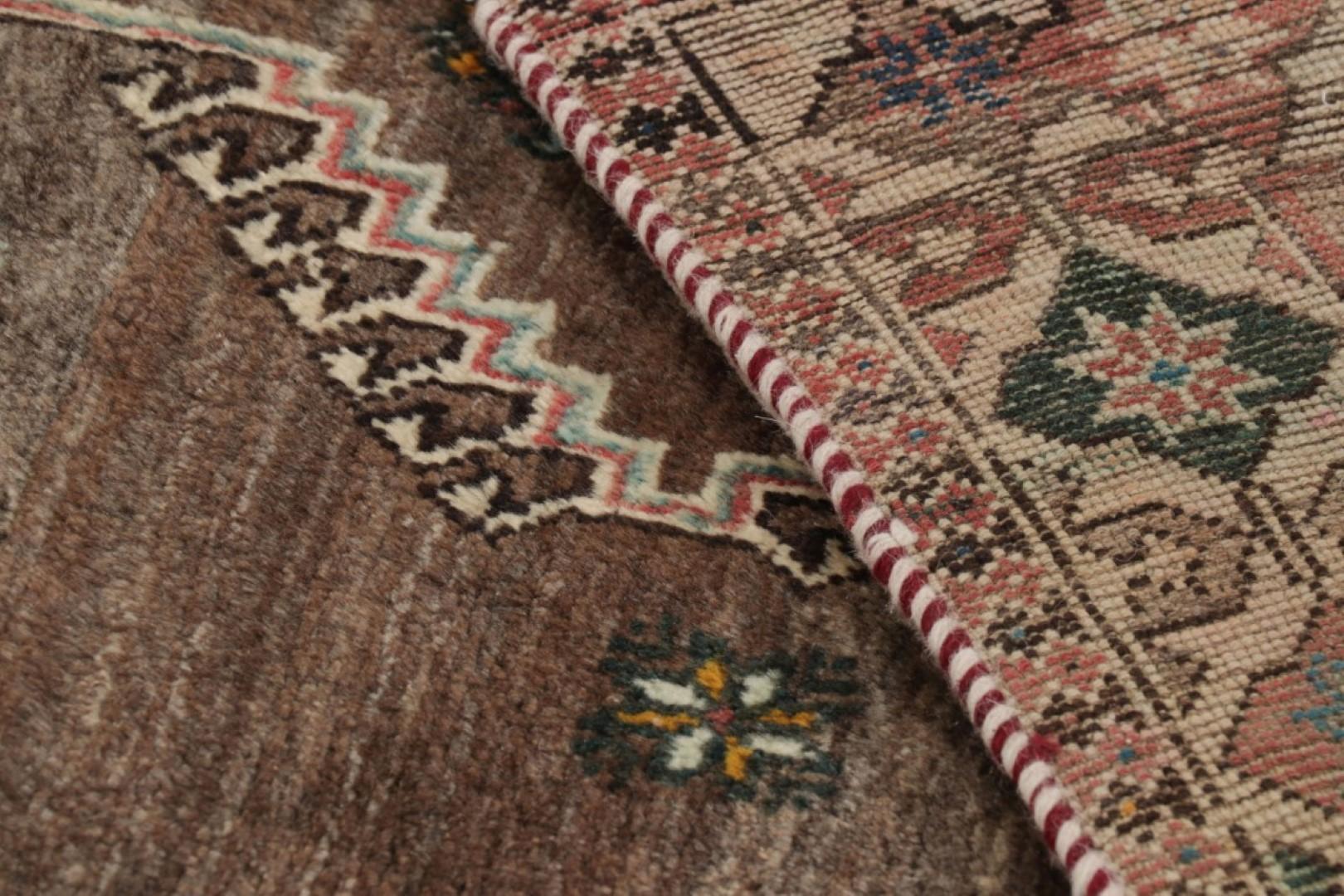 Alfombra persa Gabbeh vintage en beige-marrón con medallón geométrico - Rug & Kilim Lana en venta