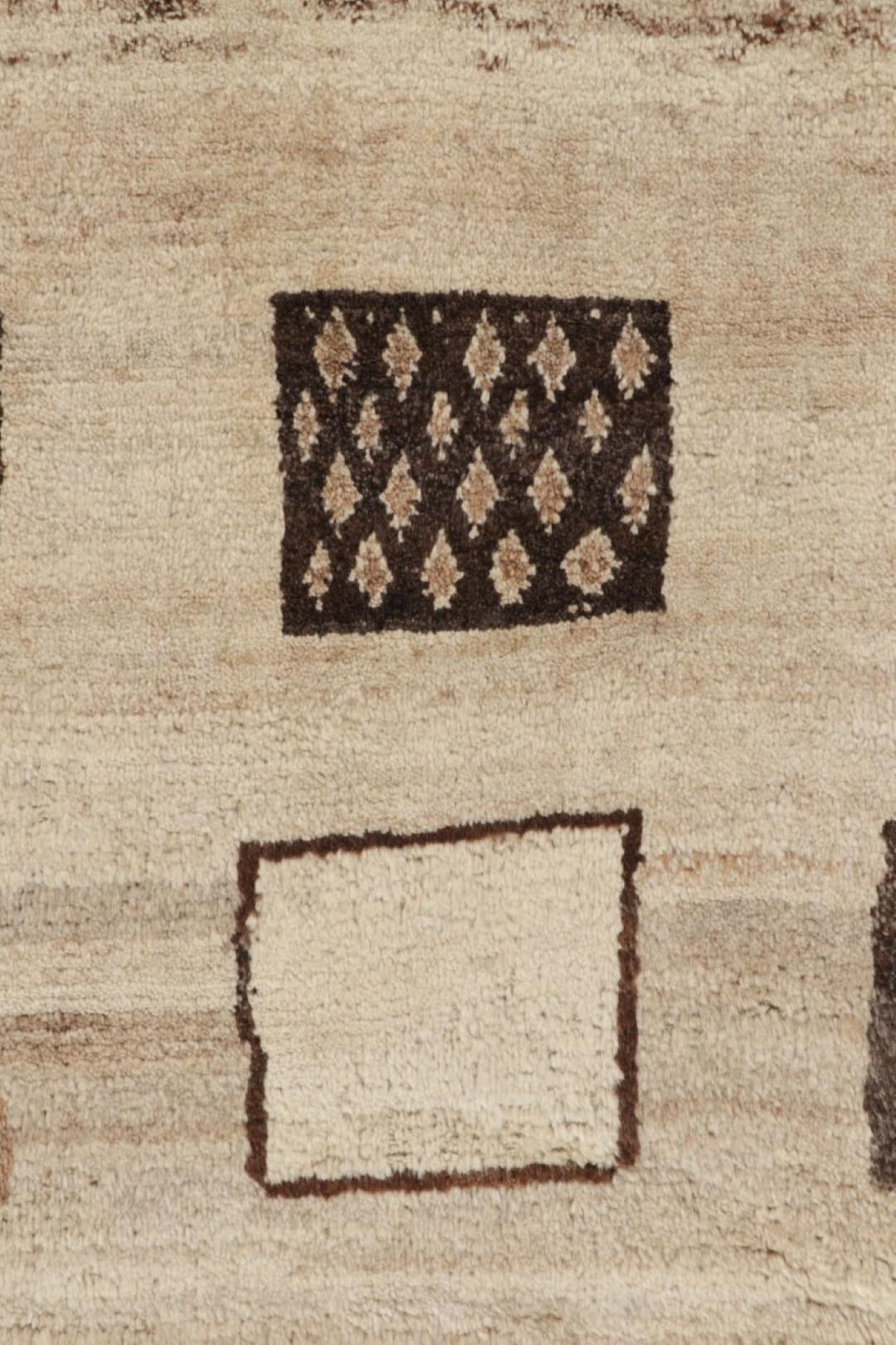 Esta alfombra persa Gabbeh vintage de 4x7 es la última incorporación a la colección de piezas tribales raras de Rug & Kilim. Anudado a mano en lana hacia 1950-1960.

Sobre el diseño: 

Esta alfombra Gabbeh vintage desprende un encanto juguetón y