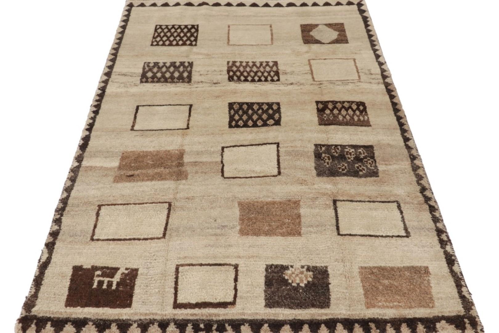Alfombra persa Gabbeh vintage en beige-marrón con motivos geométricos - Rug & Kilim Tribal en venta