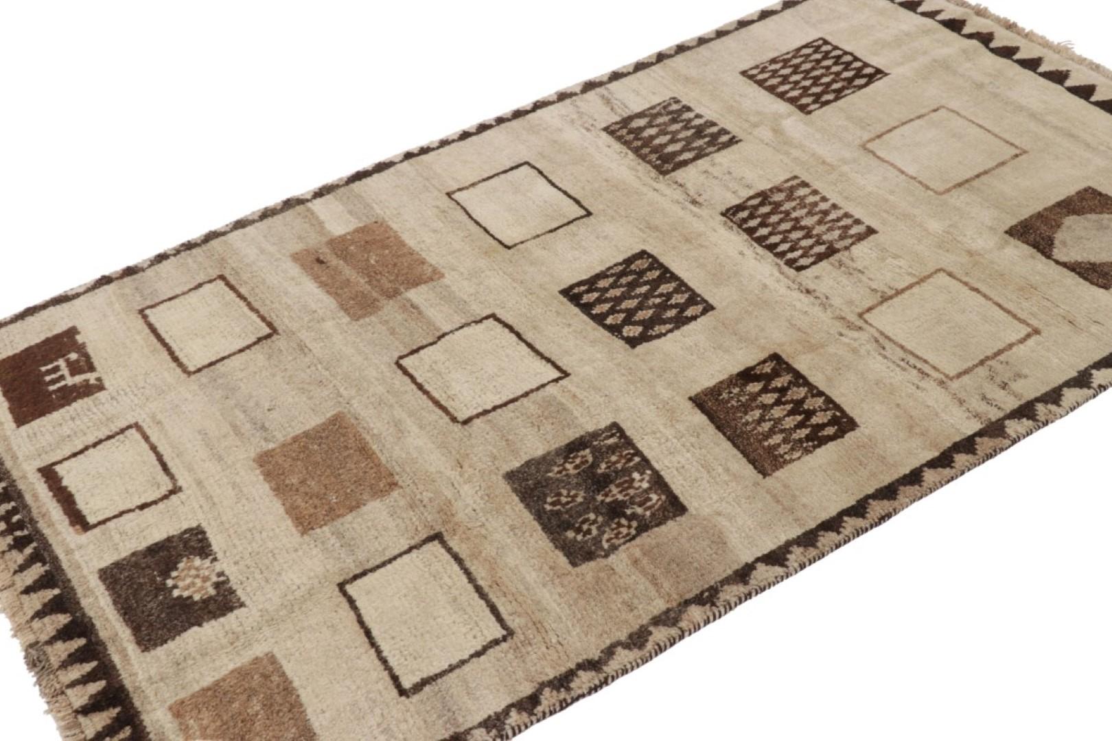 Alfombra persa Gabbeh vintage en beige-marrón con motivos geométricos - Rug & Kilim Persa en venta