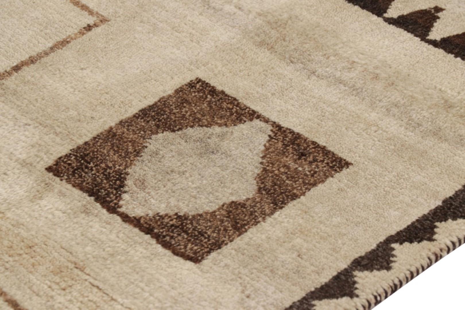 Alfombra persa Gabbeh vintage en beige-marrón con motivos geométricos - Rug & Kilim Anudado a mano en venta