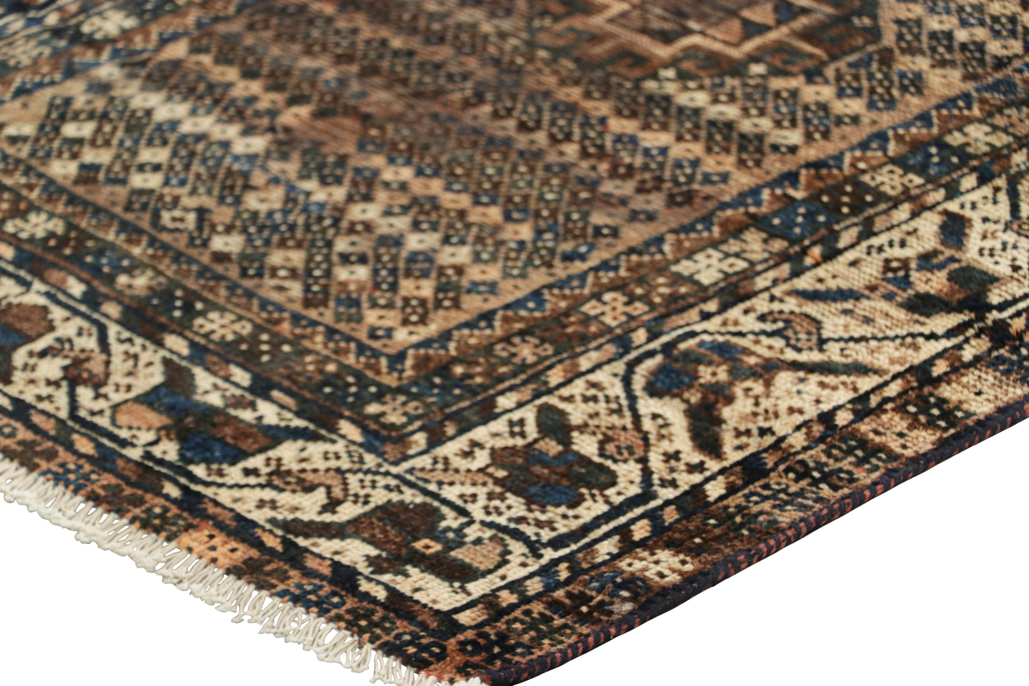 Tappeto persiano Gabbeh vintage in beige-marrone con motivi geometrici - Rug & Kilim In condizioni buone in vendita a Long Island City, NY