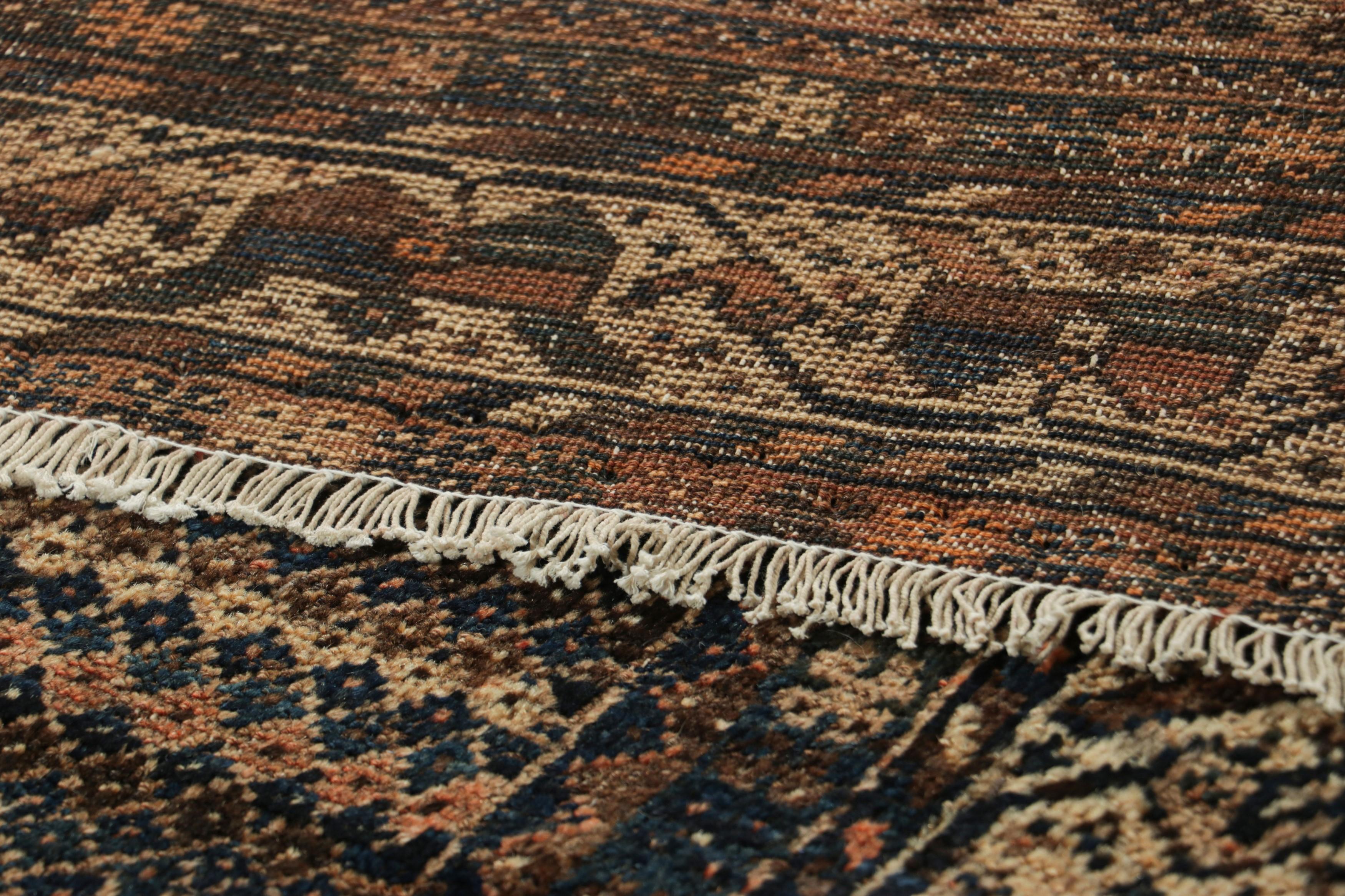 Metà XX secolo Tappeto persiano Gabbeh vintage in beige-marrone con motivi geometrici - Rug & Kilim in vendita