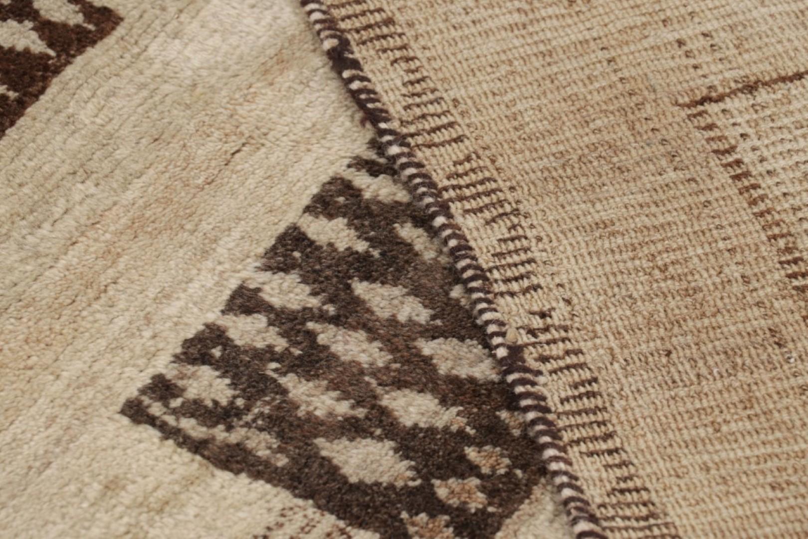 Alfombra persa Gabbeh vintage en beige-marrón con motivos geométricos - Rug & Kilim mediados del siglo XX en venta