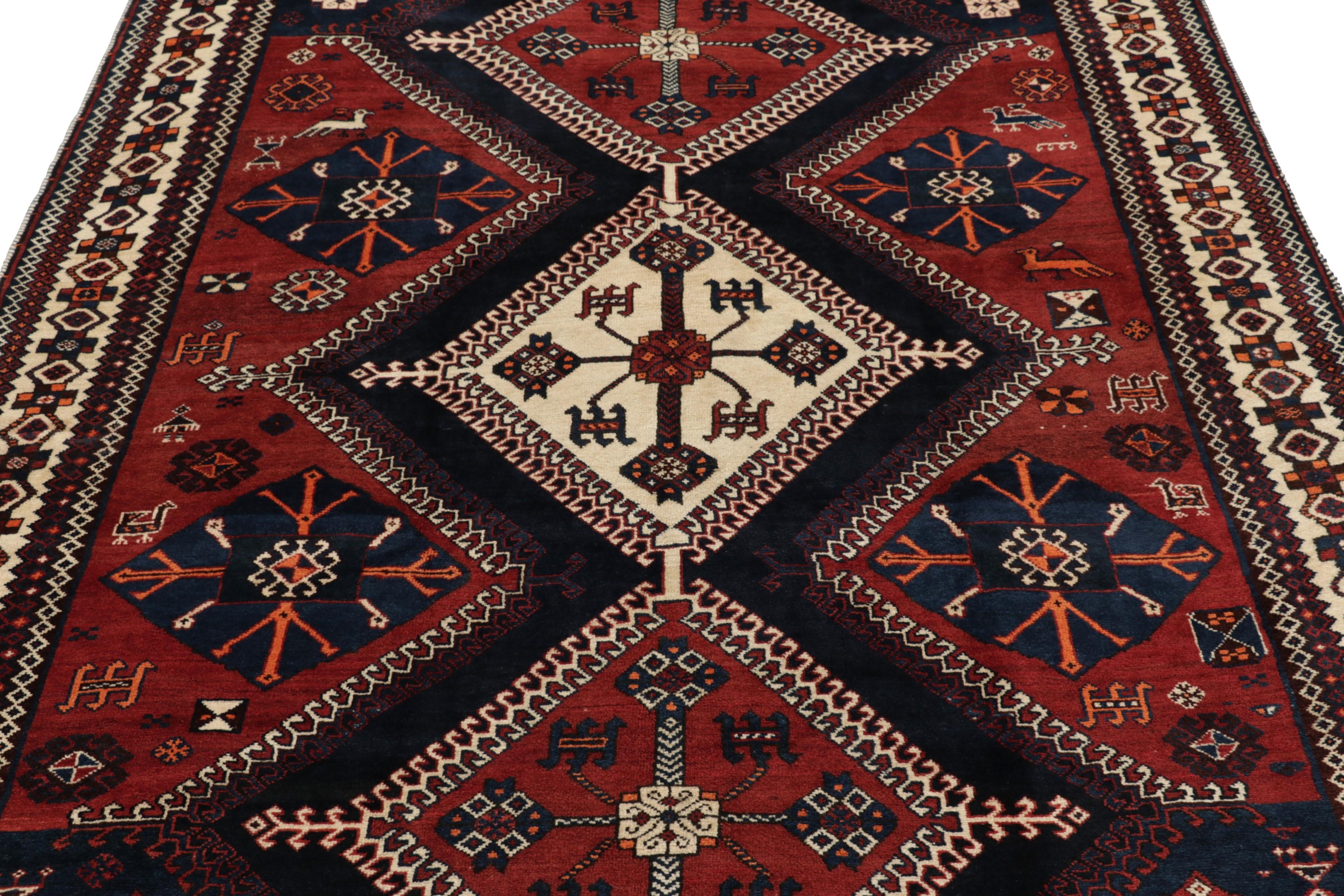 Dieser persische Gabbeh-Teppich im Format 6x9 ist der jüngste Neuzugang in Rug & Kilims Auswahl an kultigen Stammesstücken. Handgeknüpft aus Wolle, ca. 1950-1960.

Über das Design: 

Dieser Gabbeh-Teppich im Vintage-Stil ist reich an