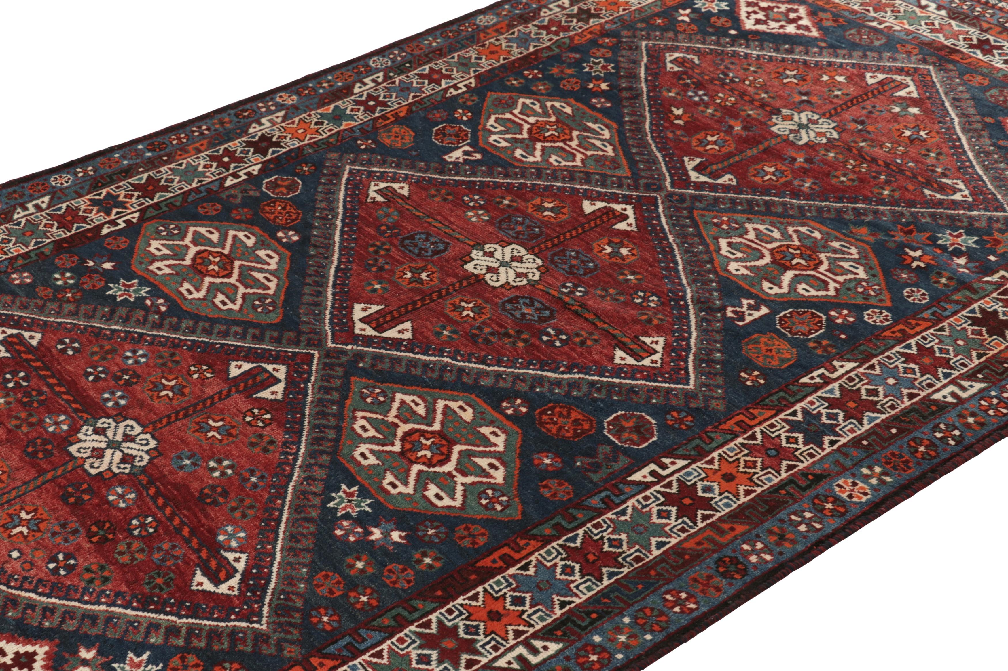 Dieser alte persische Gabbeh-Teppich im Format 5x9 ist der jüngste Neuzugang in Rug & Kilims Auswahl an kultigen Stammesstücken. Handgeknüpft aus Wolle, ca. 1950-1960.

Über das Design: 

Dieser Gabbeh-Teppich im Vintage-Stil ist reich an