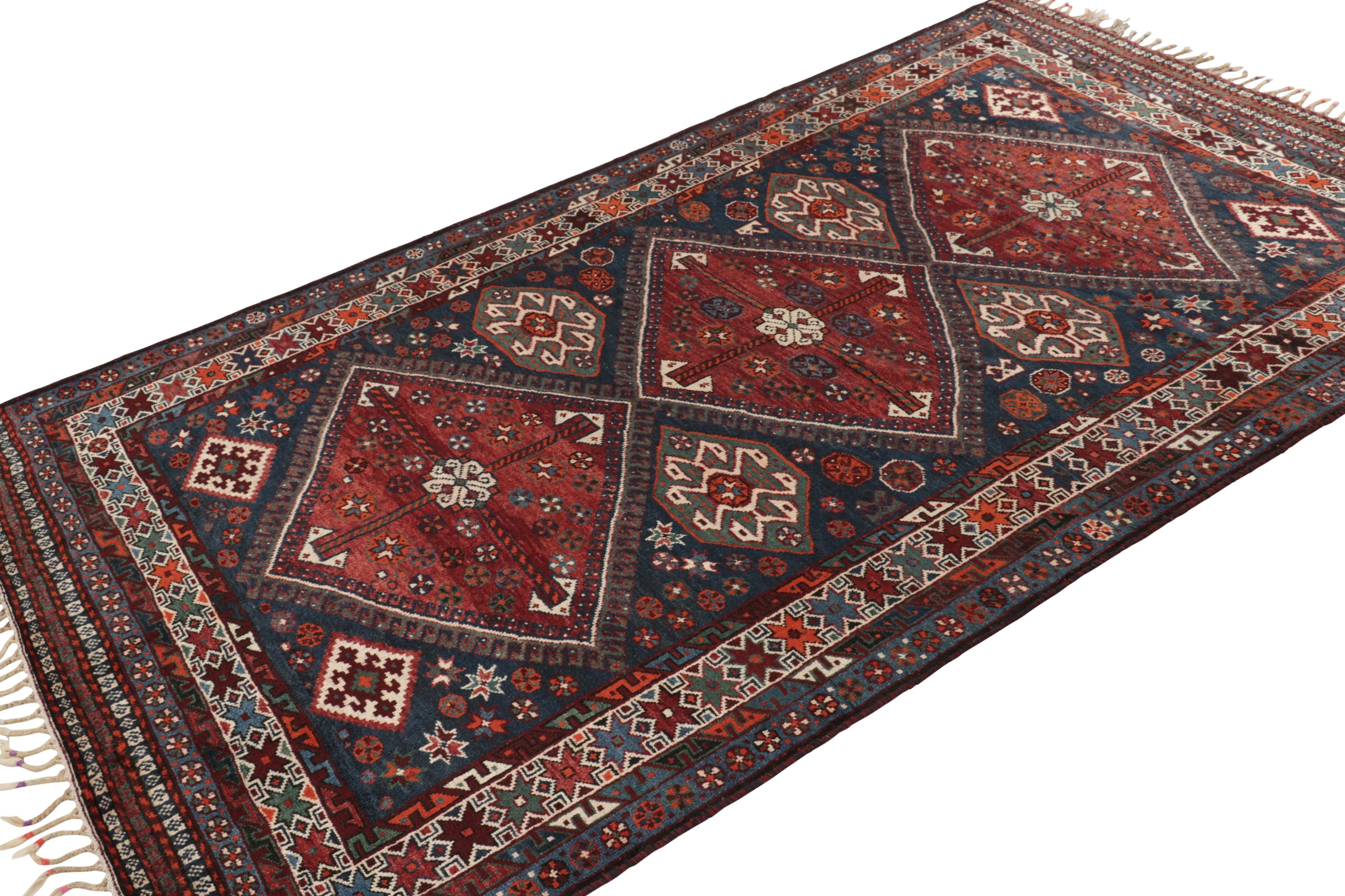 Vintage Gabbeh Perserteppich in Blau und Rot Geometrische Medaillons - Rug & Kilim im Zustand „Hervorragend“ im Angebot in Long Island City, NY