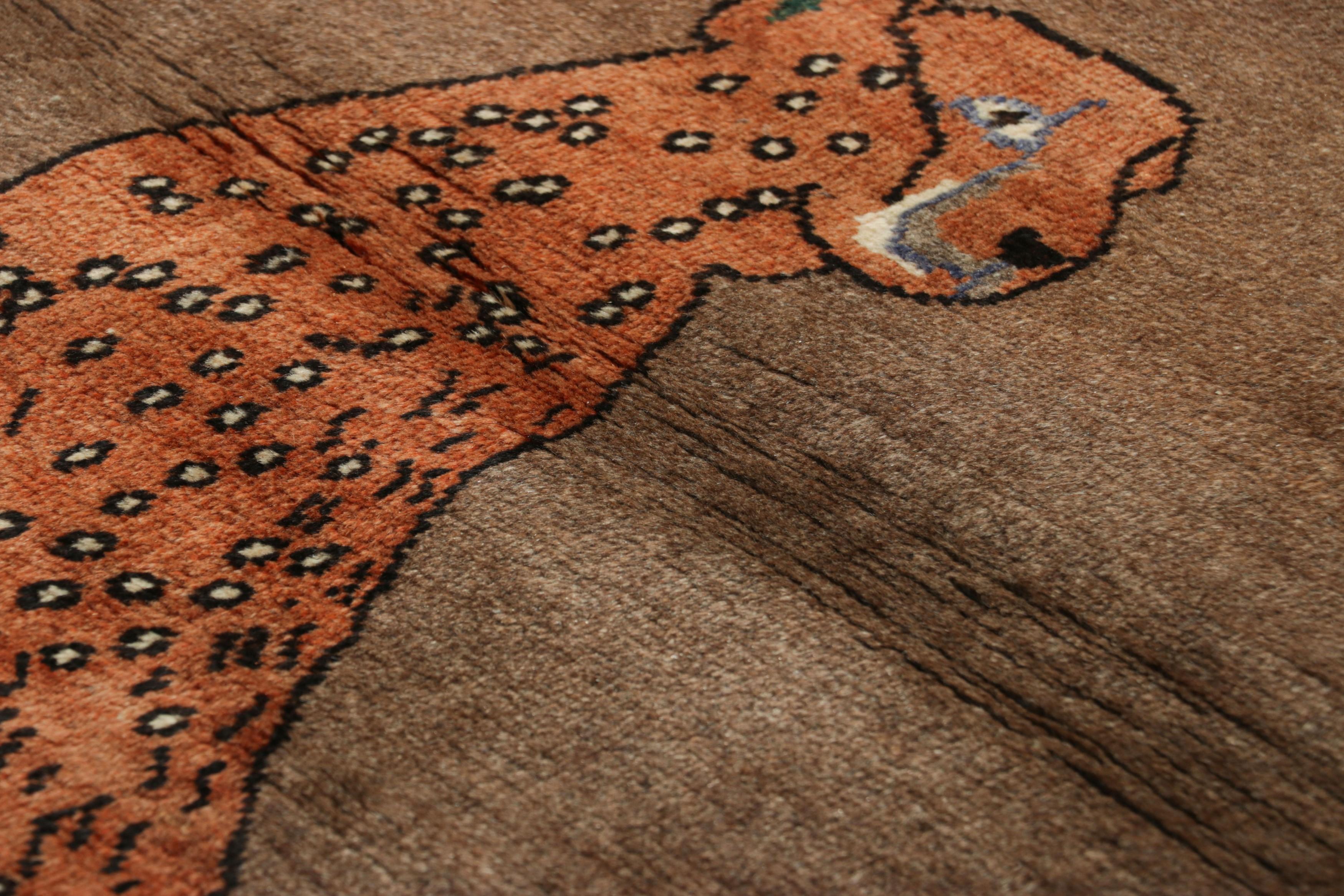 Dieser alte persische Gabbeh-Teppich (3x4) ist der jüngste Neuzugang in Rug & Kilims Sammlung seltener Stammeskunstwerke. Handgeknüpft aus Wolle, ca. 1950-1960.

Über das Design: 

Dieser Gabbeh-Teppich im Vintage-Stil zeigt einen Geparden, der