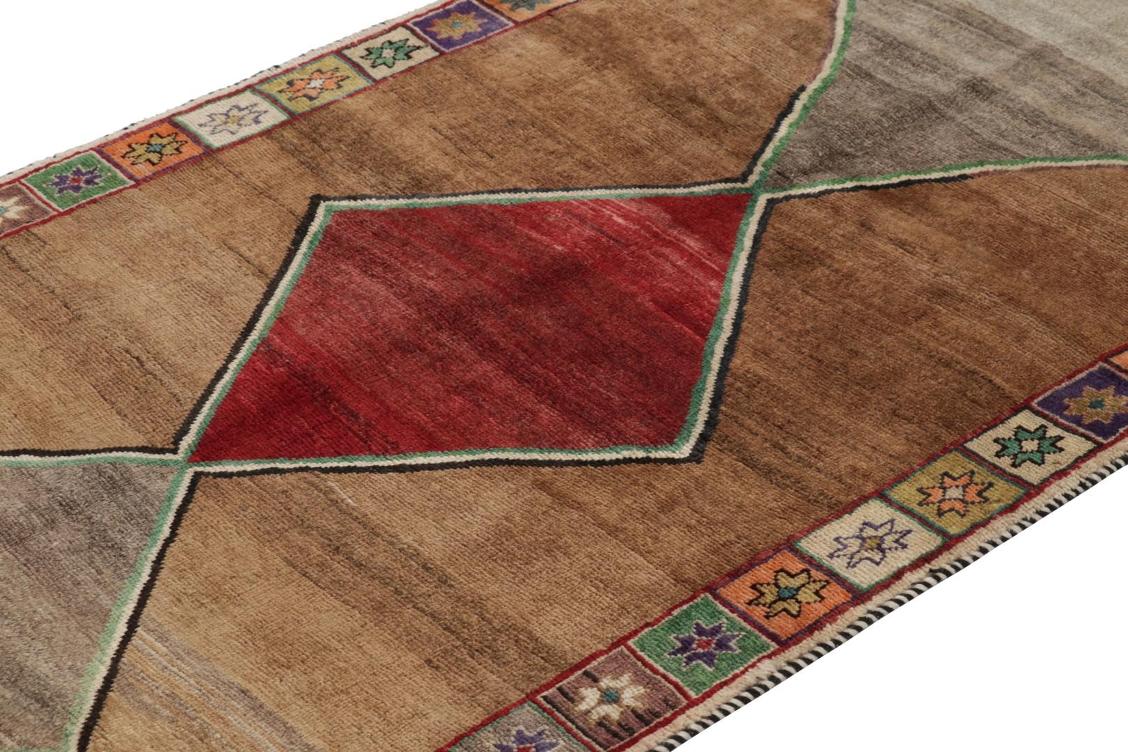 Esta alfombra persa Gabbeh vintage de 4x7 es la última gran incorporación a la colección de piezas tribales raras de Rug & Kilim. Anudado a mano en lana hacia 1950-1960.

Sobre el diseño: 

Esta alfombra Gabbeh vintage, un ejemplo convincente de