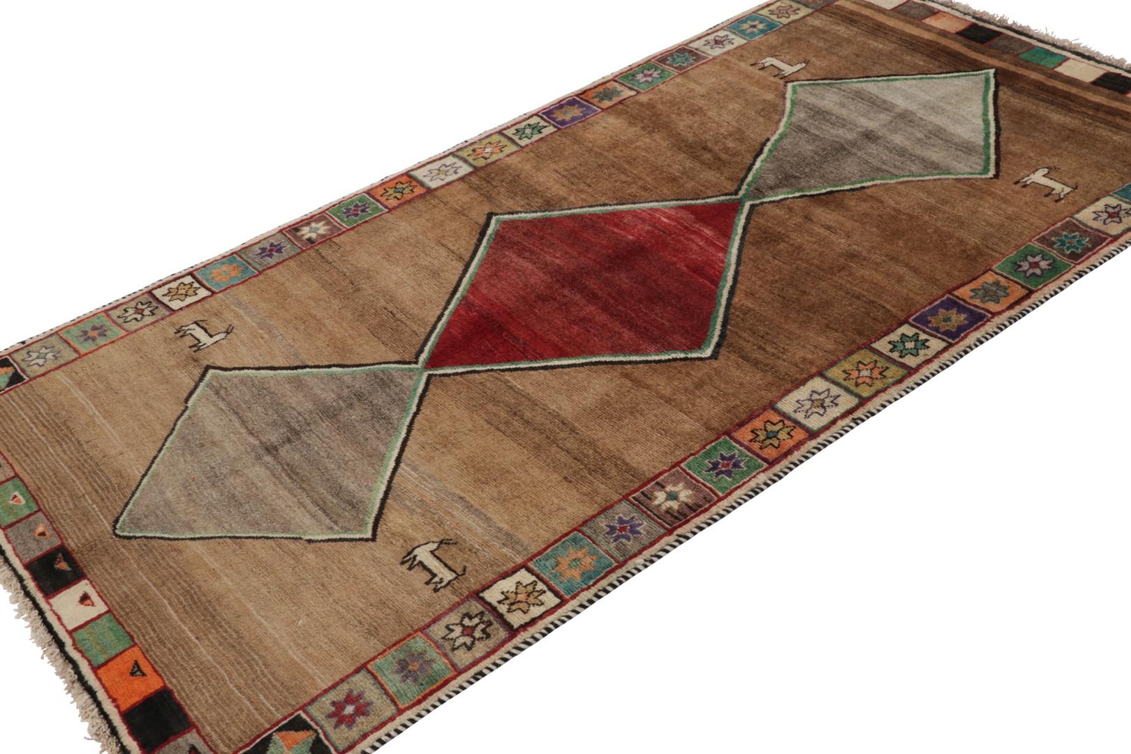 Alfombra Persa Gabbeh Vintage Marrón con Medallones de Diamante - Rug & Kilim en Bueno estado para la venta en Long Island City, NY