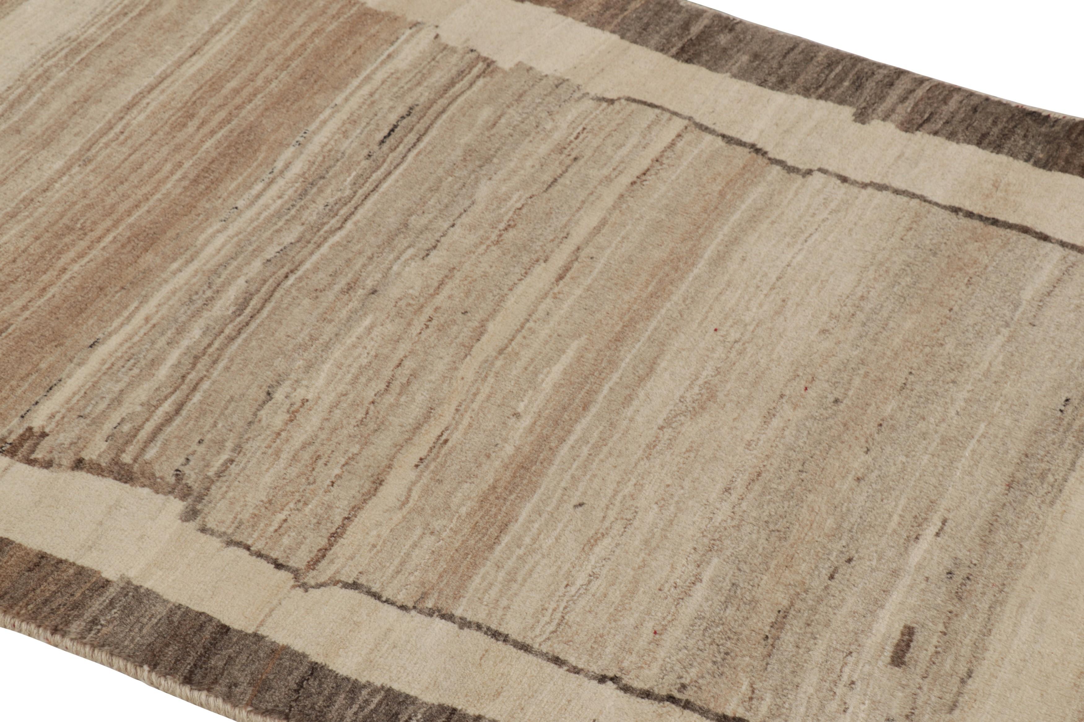 Questo tappeto persiano vintage 3x5 Gabbeh è l'ultima grande novità della collezione di pezzi tribali iconici di Rug & Kilim. Annodato a mano in lana verso il 1950-1960.

Sul design: 

Questo elegante tappeto Gabbeh abbraccia la semplicità con un