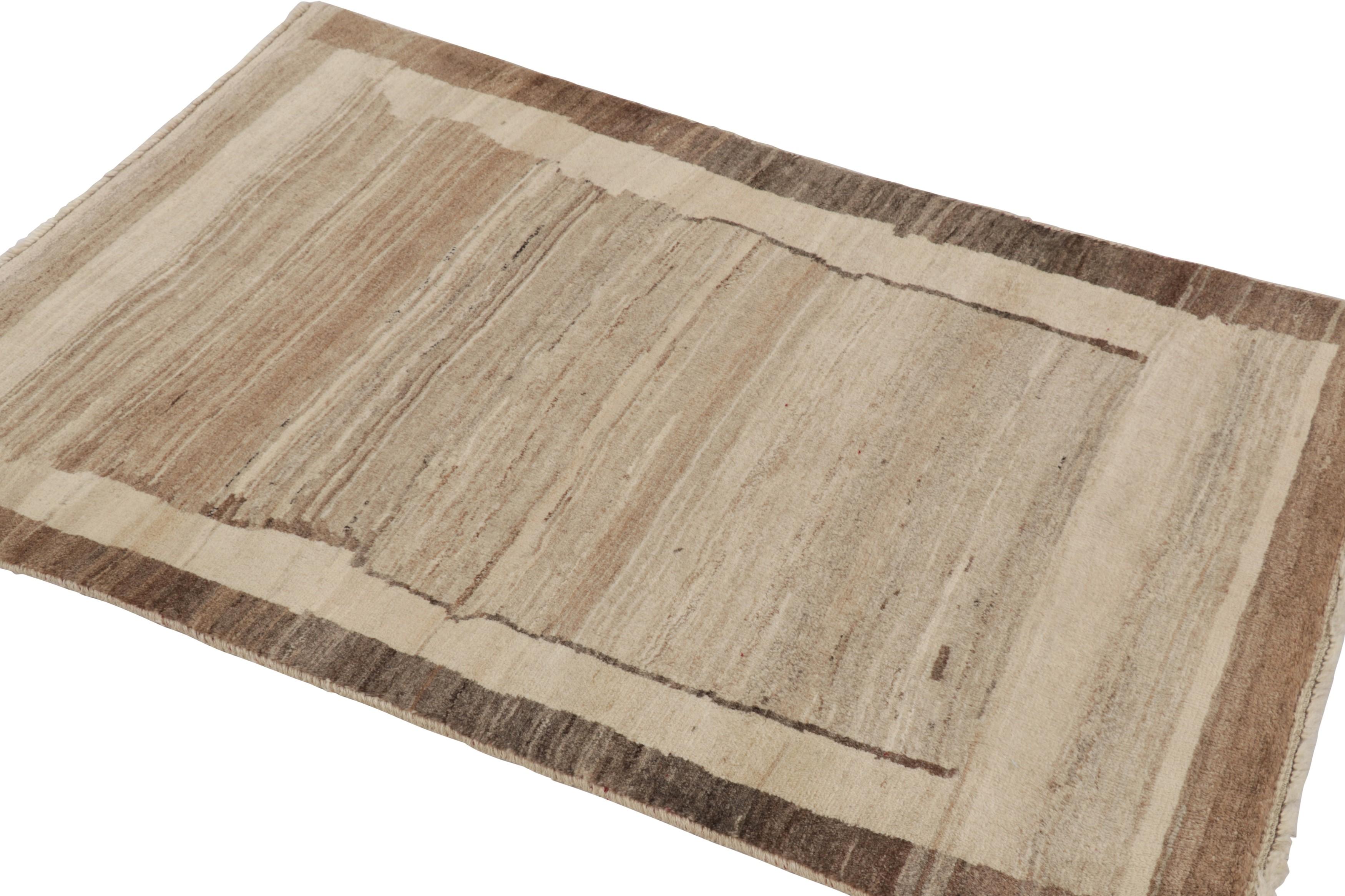 Tappeto persiano Gabbeh vintage nei toni del crema e del beige-marrone - Rug & Kilim In condizioni ottime in vendita a Long Island City, NY