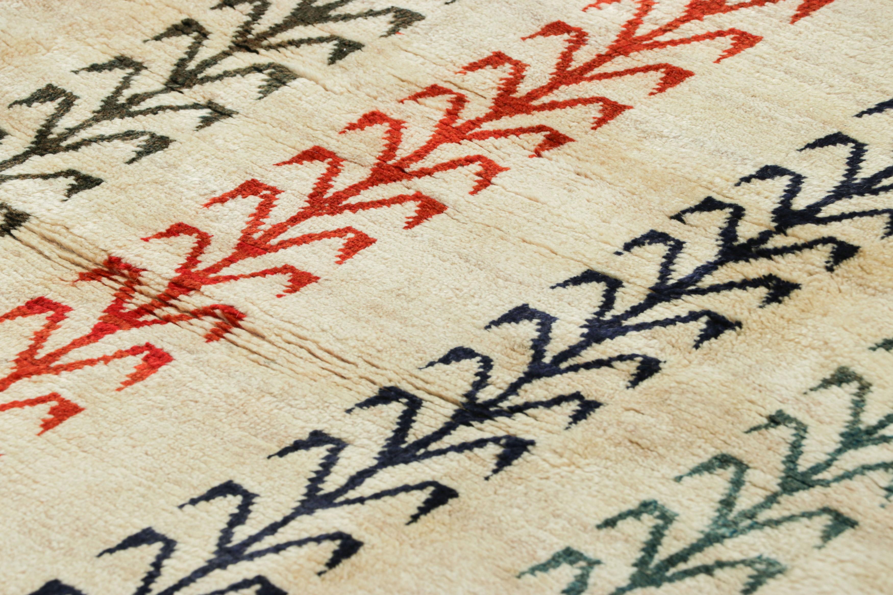 Dieser alte persische Gabbeh-Teppich im Format 4x5 ist der neueste Zugang zu Rug & Kilims Sammlung seltener Stammesstücke. Handgeknüpft aus Wolle, ca. 1950-1960.

Über das Design: 

Dieser schlichte Gabbeh-Teppich im Vintage-Stil strahlt durch sein